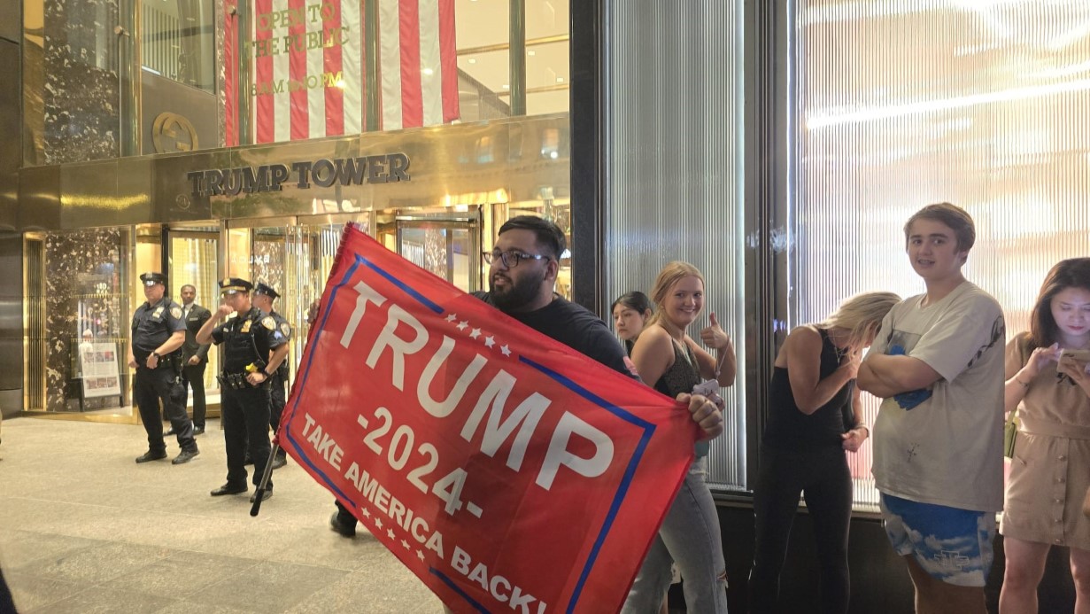 Silahlı saldırıya uğrayan eski Başkan Trump'ın destekçileri New York'ta toplanıyor