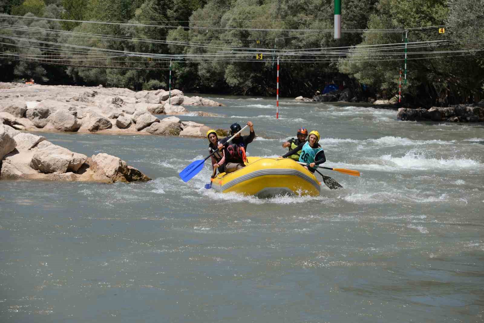 Tunceli’de rafting heyecanı