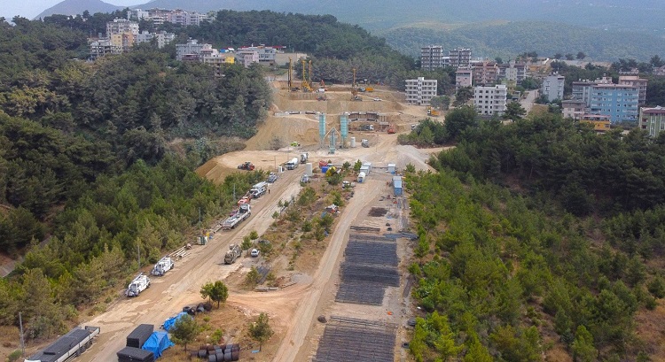 Türkiye'nin en büyük altyapı yatırımlarından biri olan Belen-Antakya Otoyolu projesi resmen başladı.