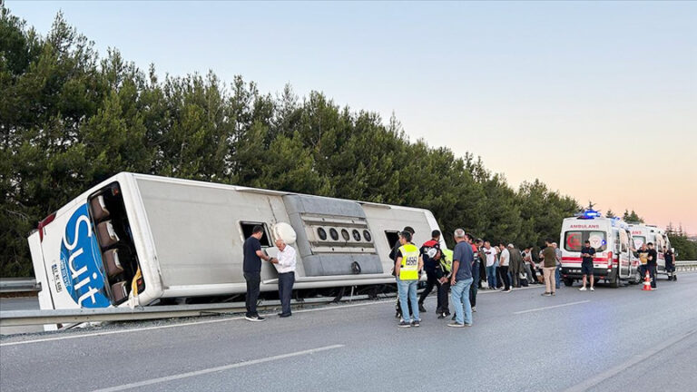 Uşak'ta Afyonkarahisar-Uşak kara yolunda Hatay'dan İzmir'e sefer yapan yolcu otobüsü devrildi. Kazada 11 kişi yaralandı.