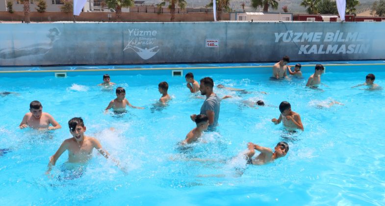 Hatay Valiliği'nin Yüreğimizdeki Işık Projesi kapsamında Altınözü'nde öksüz ve yetim çocuklar için düzenlenen havuz etkinliği büyük ilgi gördü. 