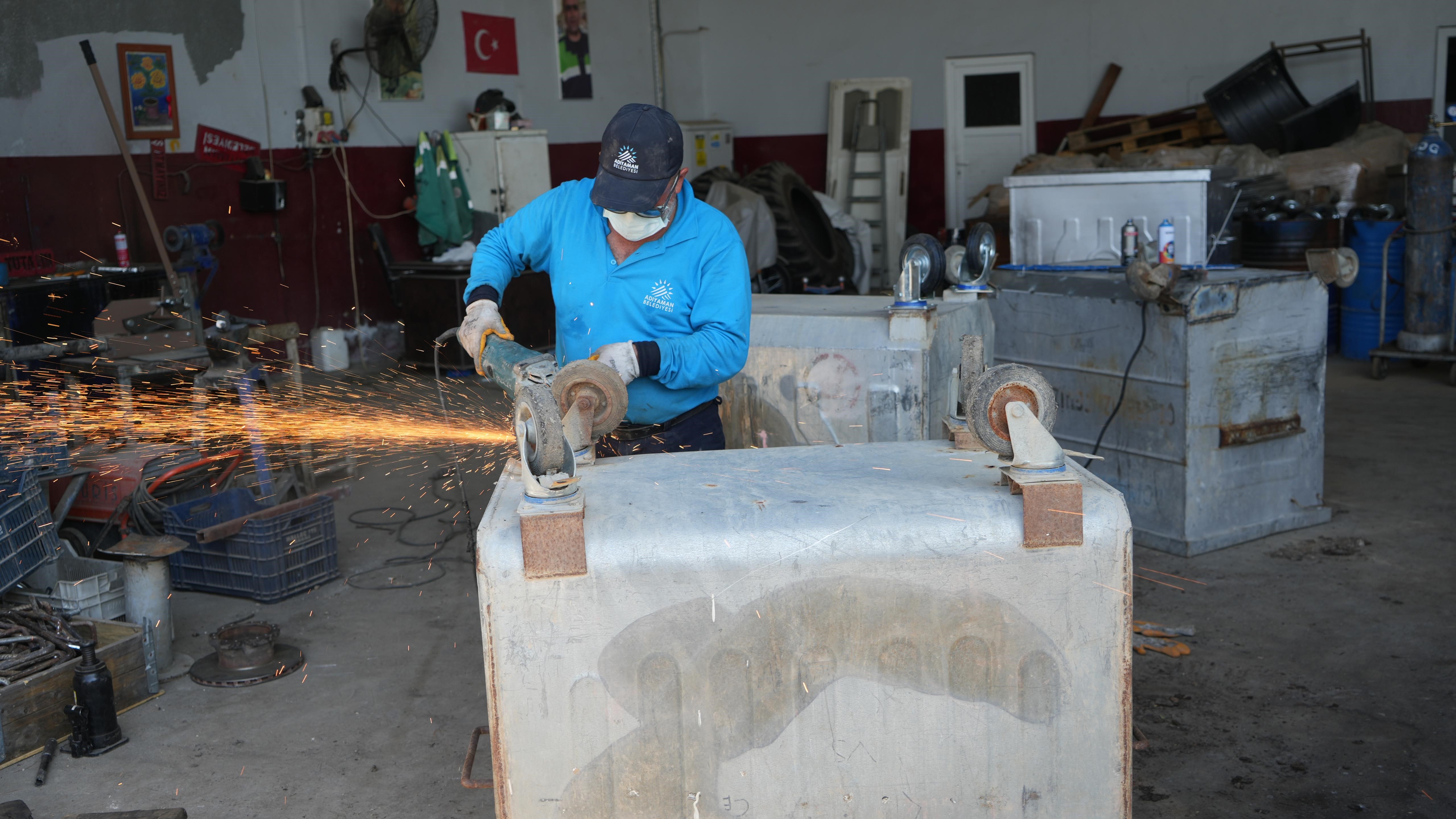 Adıyaman'da,Temizlik İşleri Müdürlüğü tarafından başlatılan hurda konteyner geri dönüşüm projesi sayesinde belediye, yılda yaklaşık 14 milyon TL tasarruf sağlayacak.