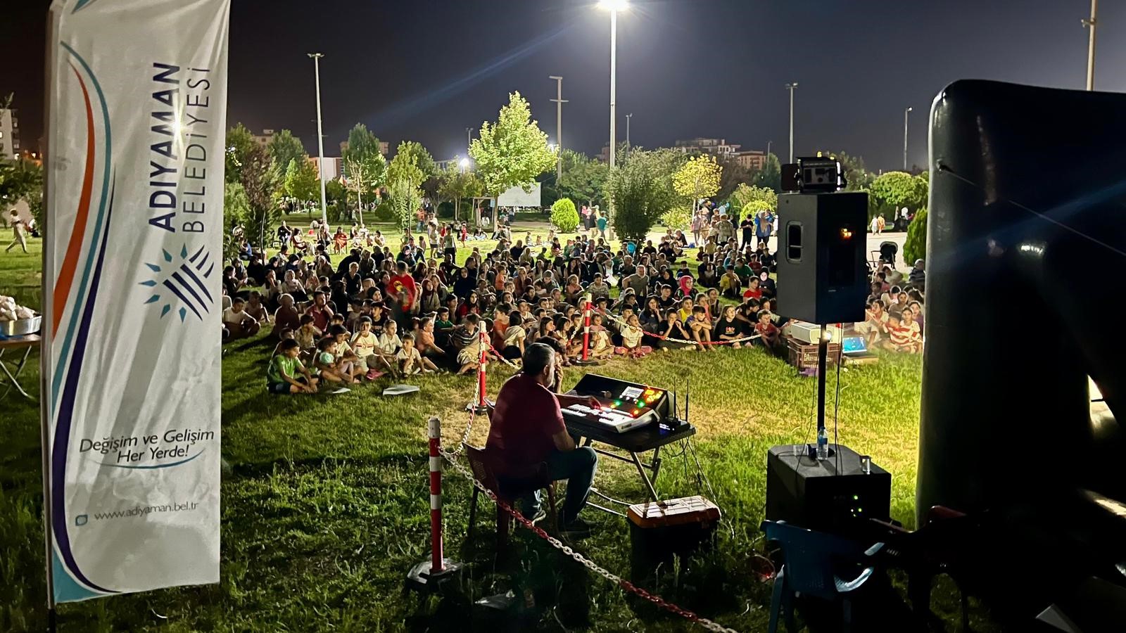 Adıyaman'da mahallelerde ve konteyner kentlerde düzenlenen açık hava sineması etkinlikleriyle Yeşilçam'ın unutulmaz filmleri yeniden hayat buldu.