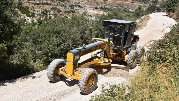 Altınözü'nde başlatılan asfalt seferberliği kapsamında, ilçenin tarihi ve kültürel miraslarından biri olan Kozkalesi'ne giden yolun asfaltlama çalışmaları başladı. 