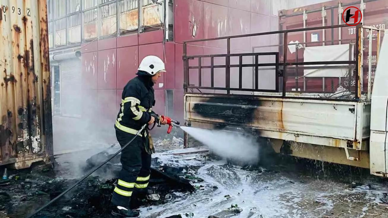 Antakya'da Kamyonet Yangını Konteynera Sıçradı