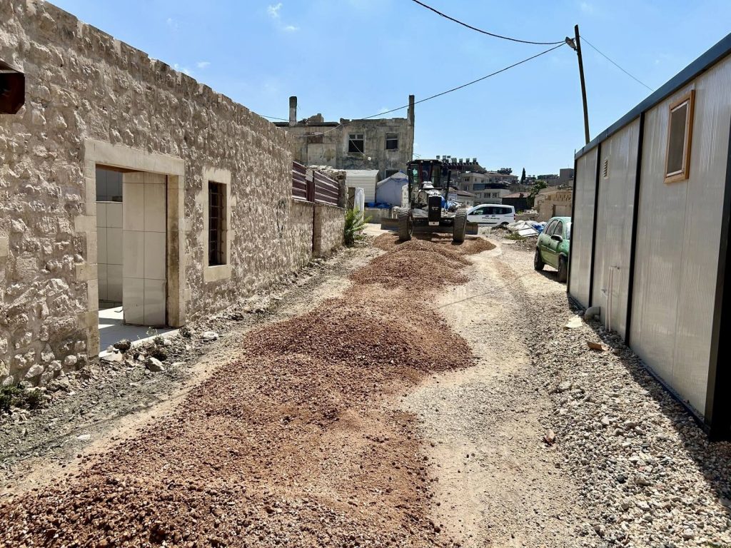 Antakya Belediyesi Fen İşleri Müdürlüğü ekipleri, şehir genelinde başlattığı kapsamlı yol çalışmalarına aralıksız devam ediyor. 