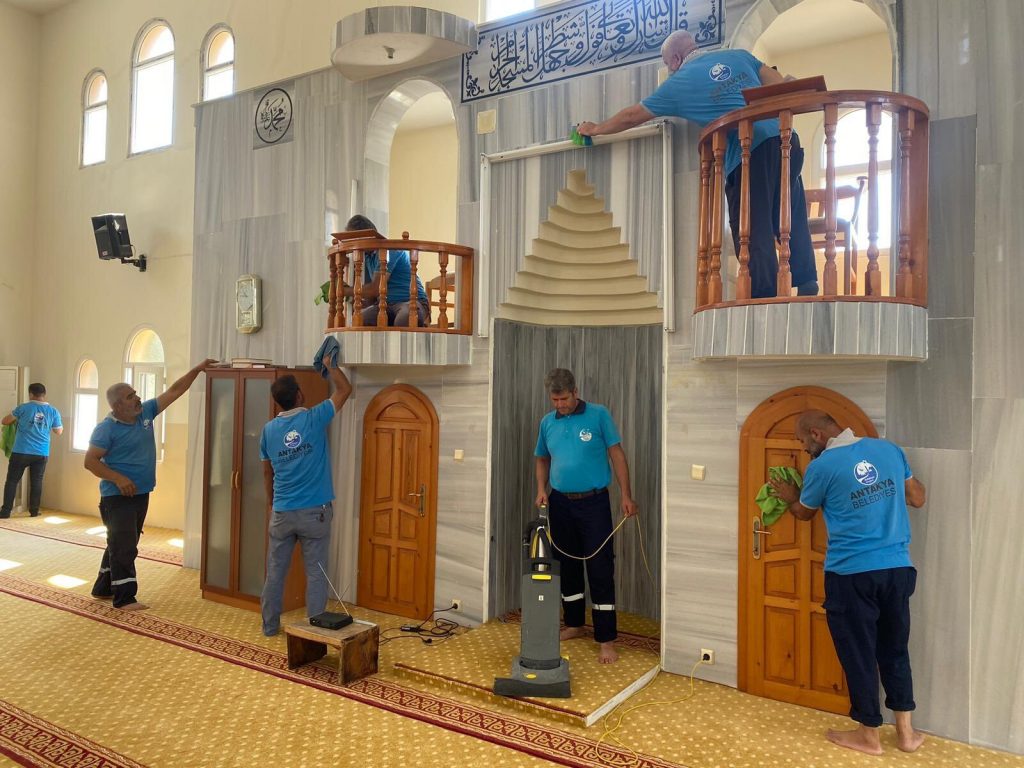 Antakya Belediyesi Temizlik İşleri Müdürlüğü ekipleri, şehrin birçok mahallesinde kapsamlı temizlik çalışmaları yürütüyor.