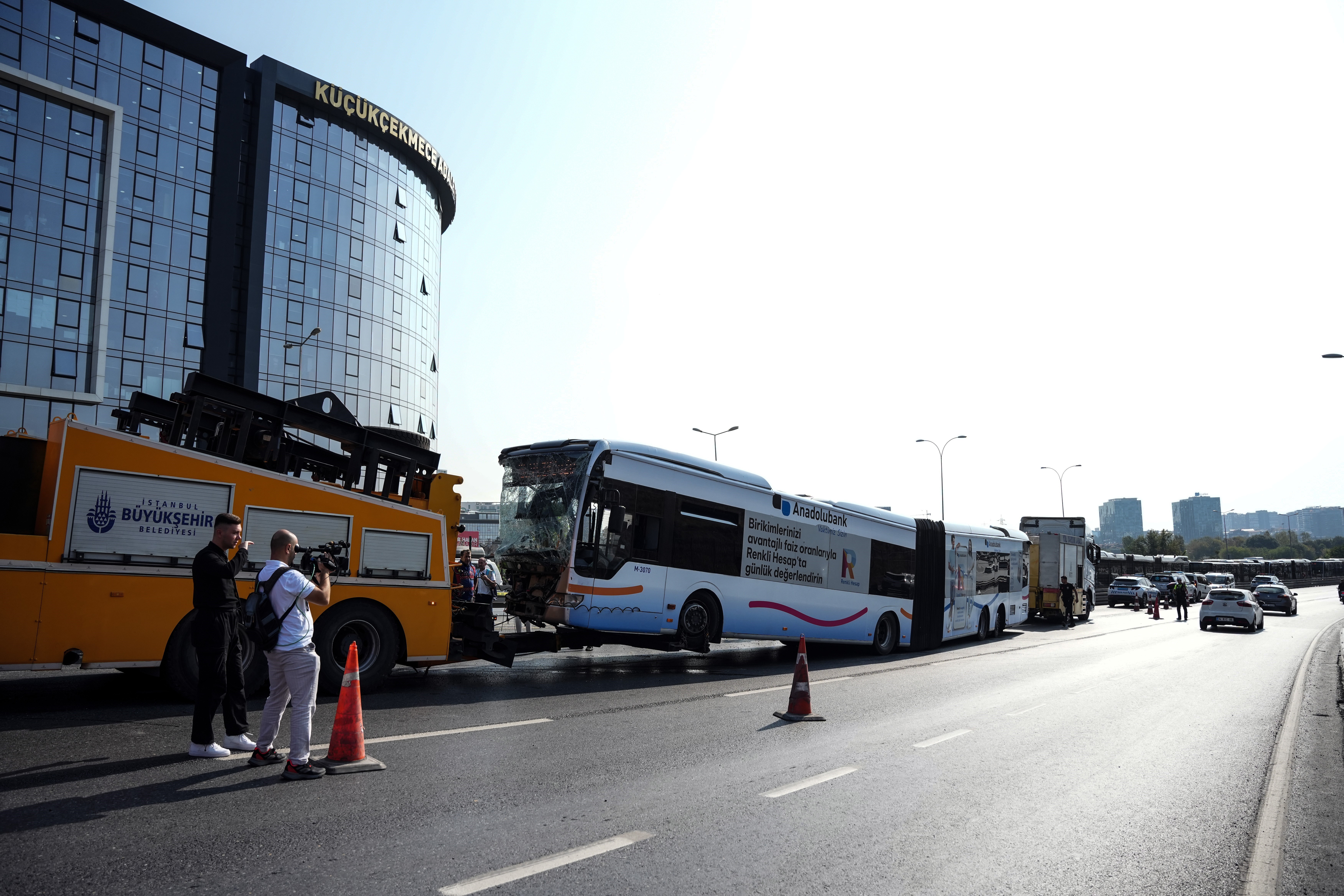 İstanbul Küçükçekmece'de Metrobüs Kazası: 1 Ölü, 38 Yaralı