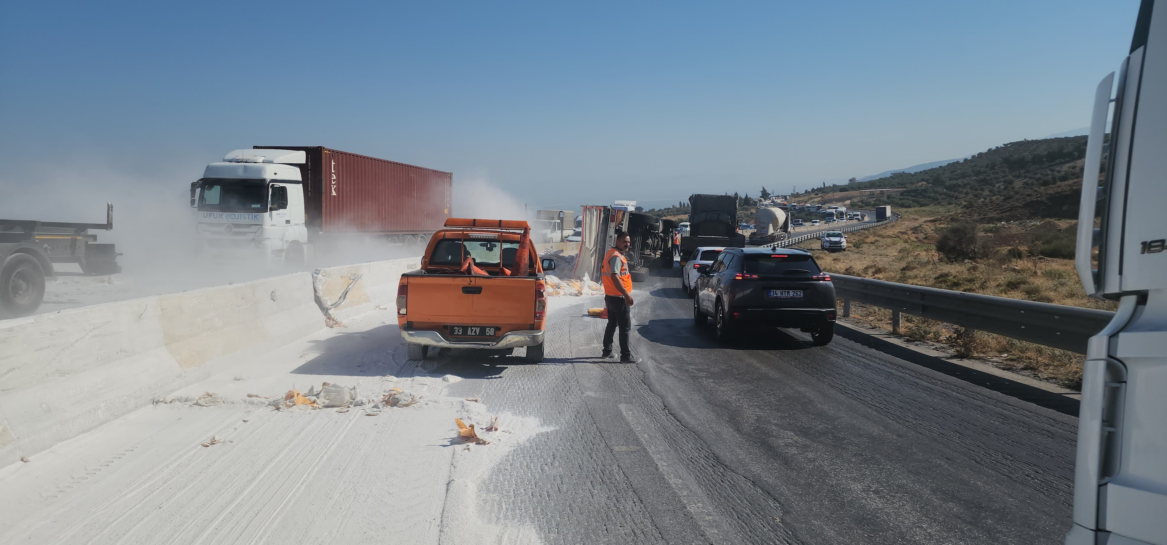 Hatay'ın Belen ilçesinde çimento yüklü bir tırın devrilmesi sonucu meydana gelen trafik kazasında sürücü yaralandı. Kaza, Belen ilçesi Kıçı mevkiinde meydana geldi.