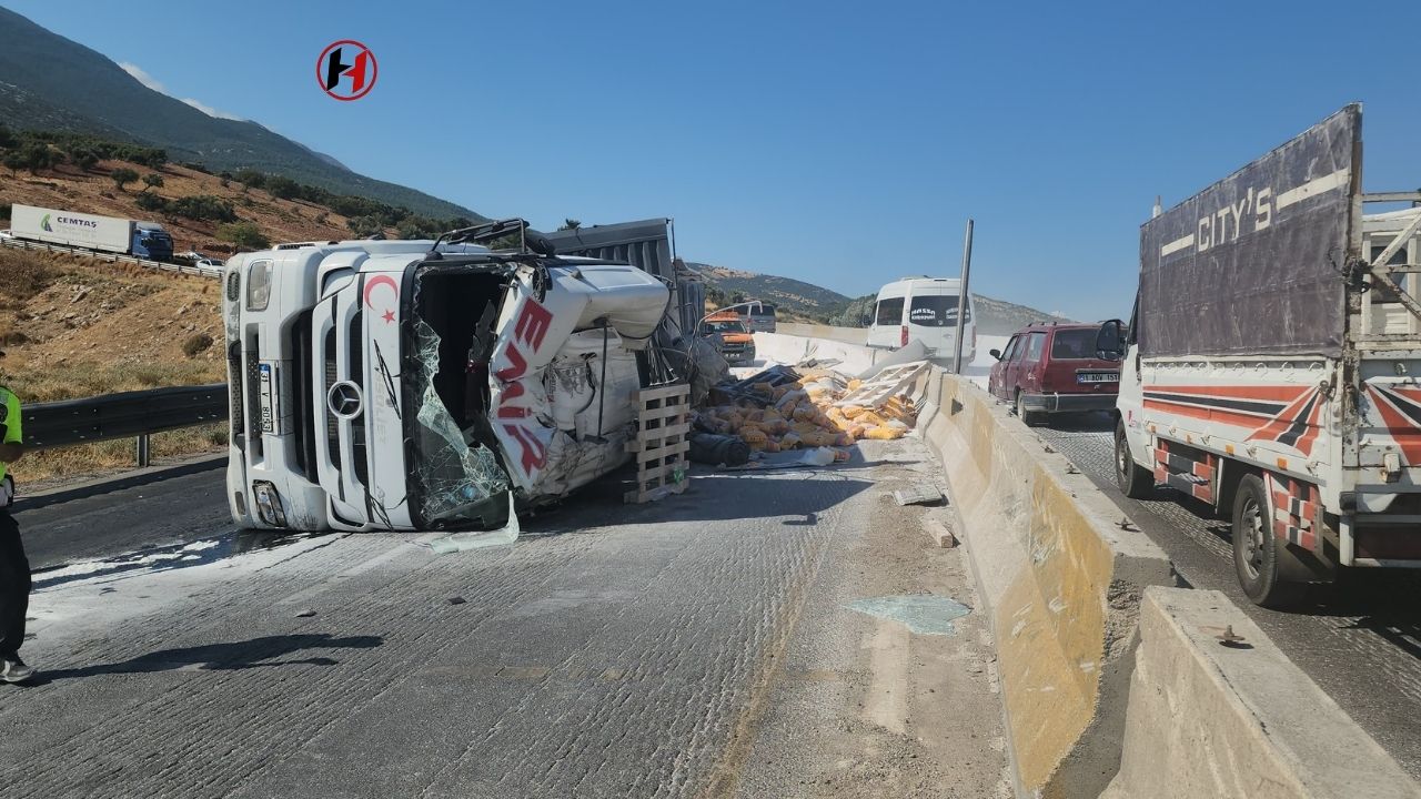 Belen Kıçı Mevkii'nde Tır Kazası: Çimento Torbaları Yola Saçıldı