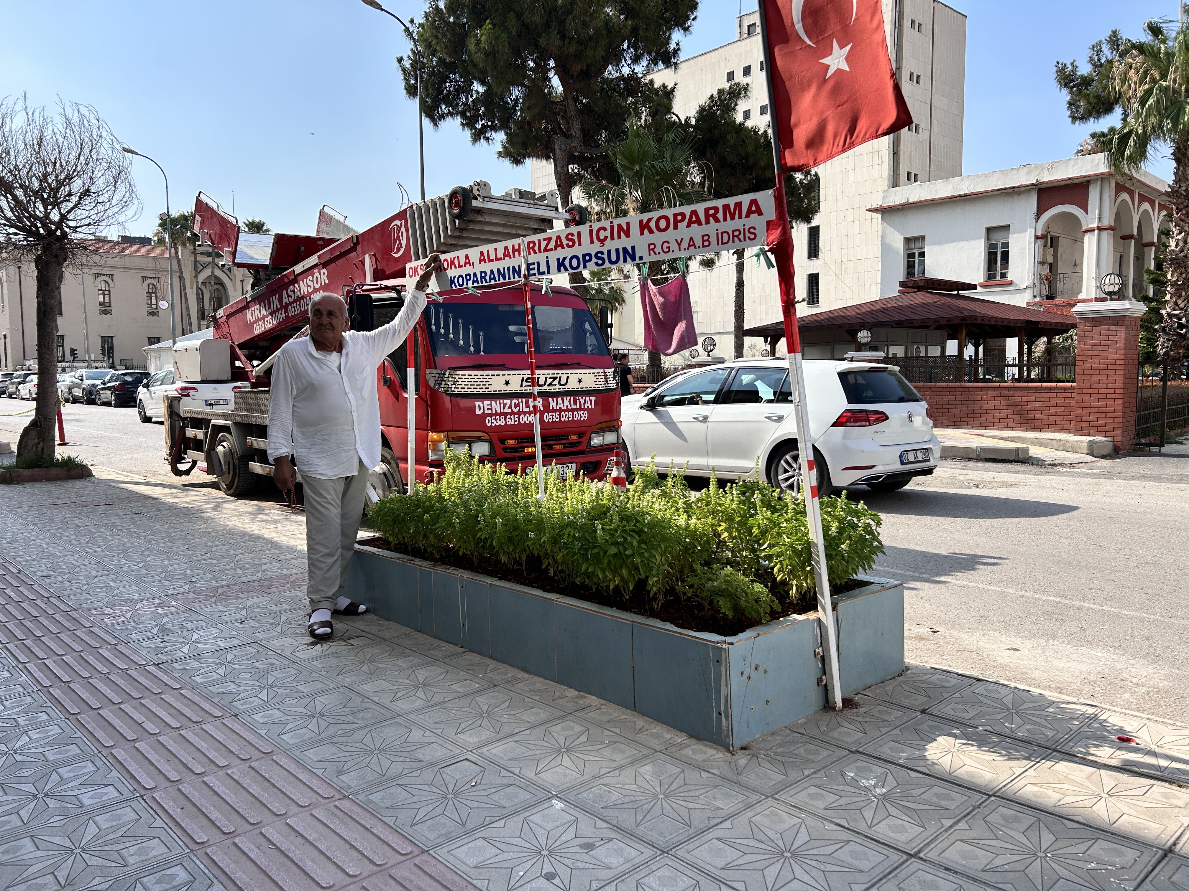 İskenderun ilçesinde yaşayan 74 yaşındaki berber İdris Özbek, çiçeklerine olan derin sevgisini herkese duyurmak için ilginç bir yöntem kullandı.