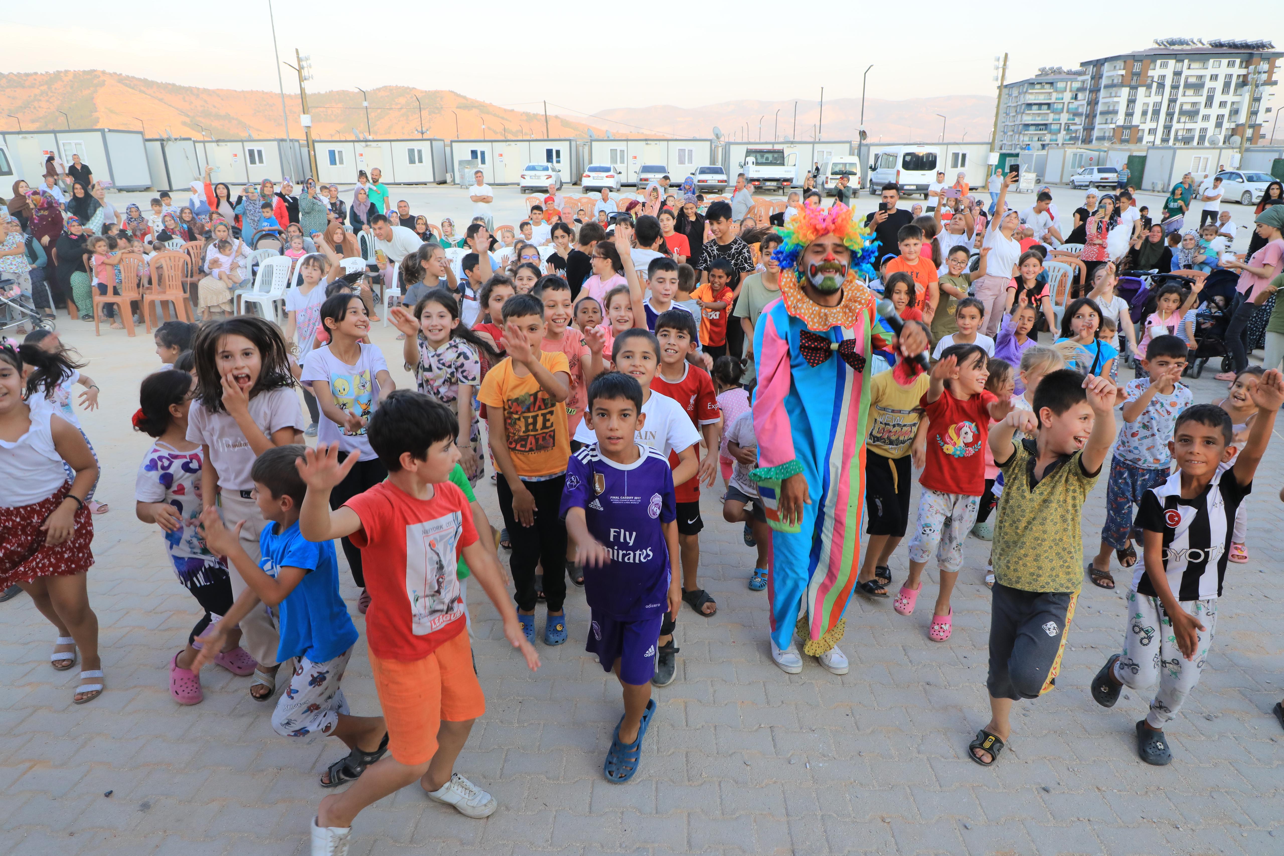 Hatay Büyükşehir Belediyesi, depremden etkilenen çocukların yaz tatilini unutulmaz kılmak için kolları sıvadı.