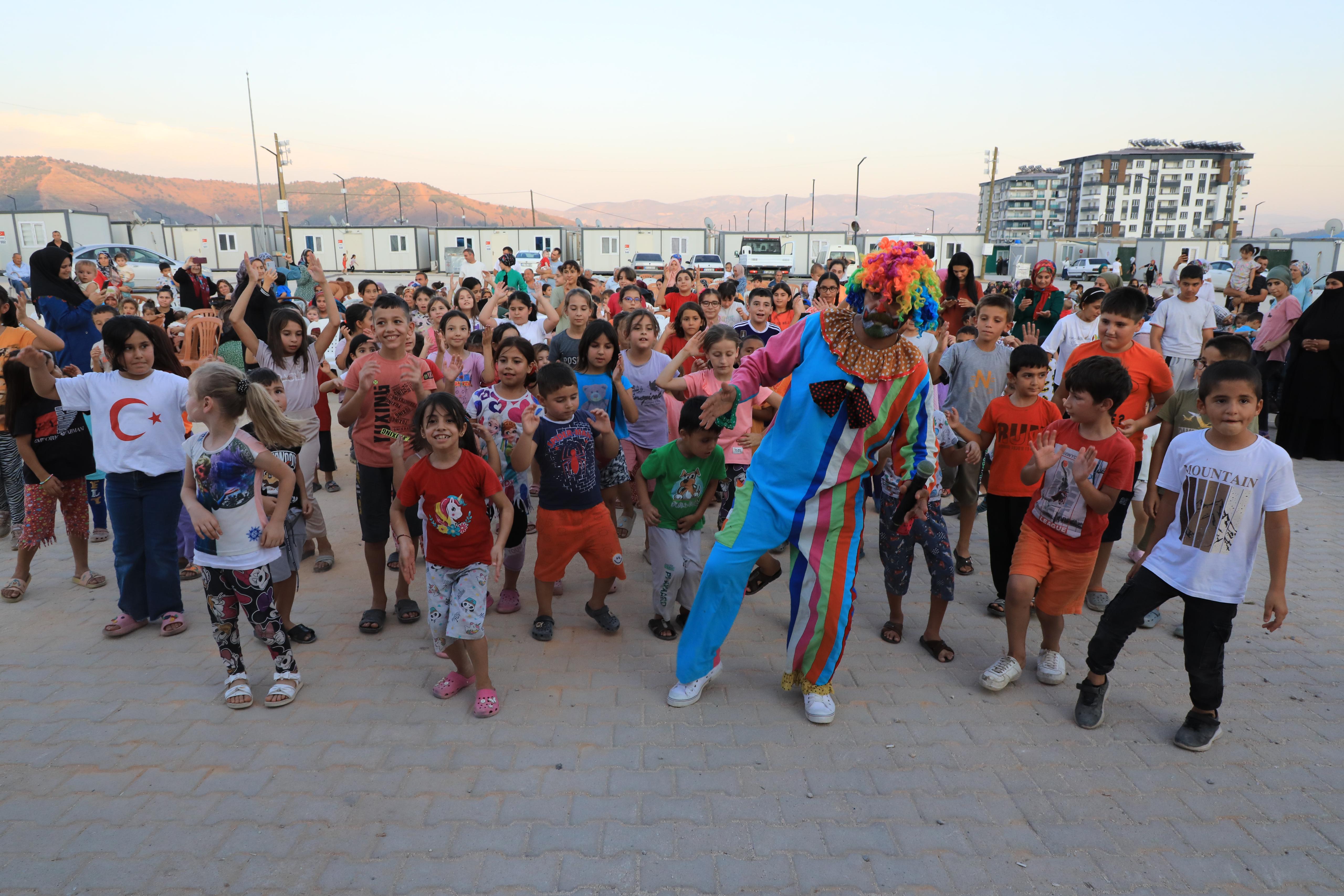 Hatay Büyükşehir Belediyesi, depremden etkilenen çocukların yaz tatilini unutulmaz kılmak için kolları sıvadı.