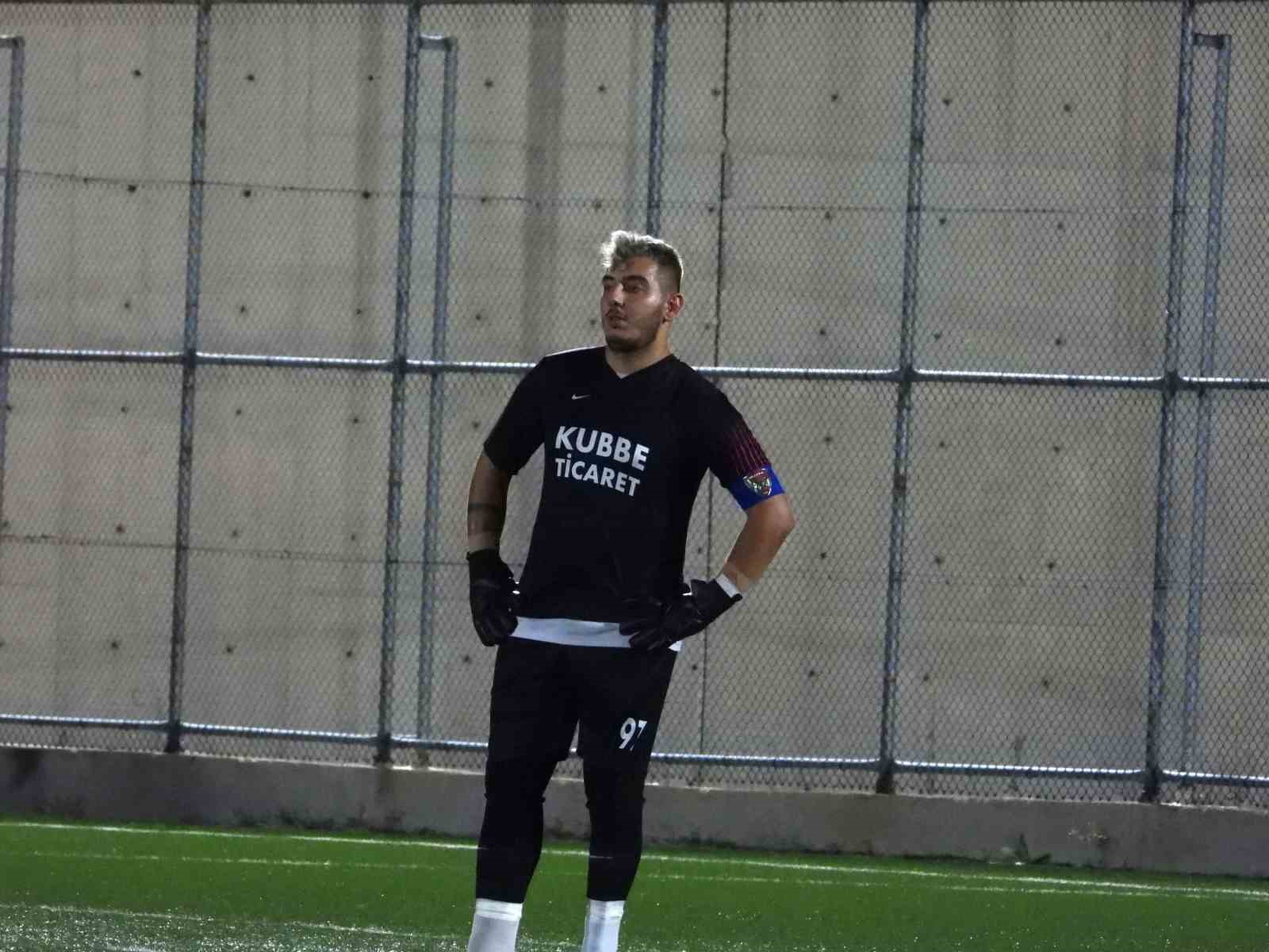 Enkaz altında kalmıştı! Genç kaleci sahalara döndü