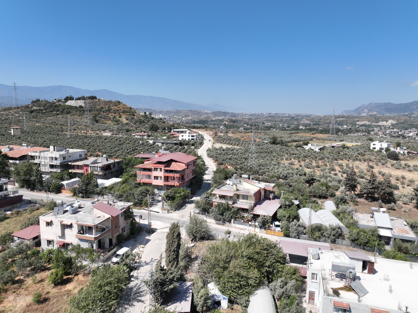 Hatay Büyükşehir Belediyesi, Defne ve Samandağ ilçelerinde toplam 9 bin metrelik yolun sathi kaplaması tamamlandı.