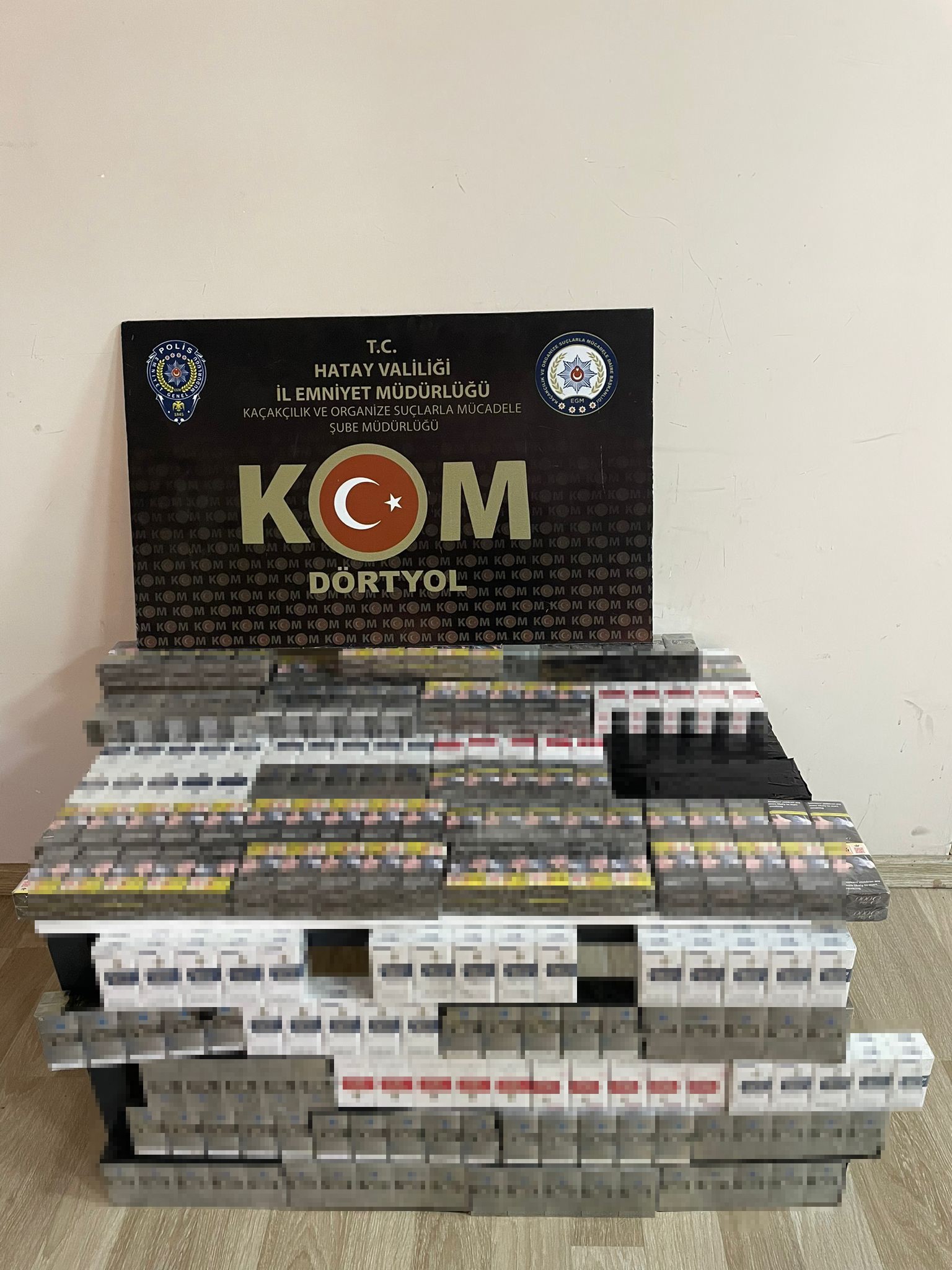 Hatay Emniyet Müdürlüğü ekiplerinin yaptığı başarılı operasyonda Erzin ilçesinde durdurulan bir araçta 4 bin 90 paket gümrük kaçağı sigara ele geçirildi.