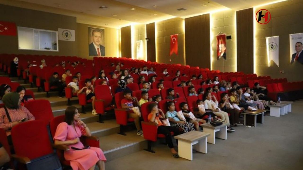 Hatay'da Çocuklar Mutlu: Altınözü'nde Sinema Etkinliği