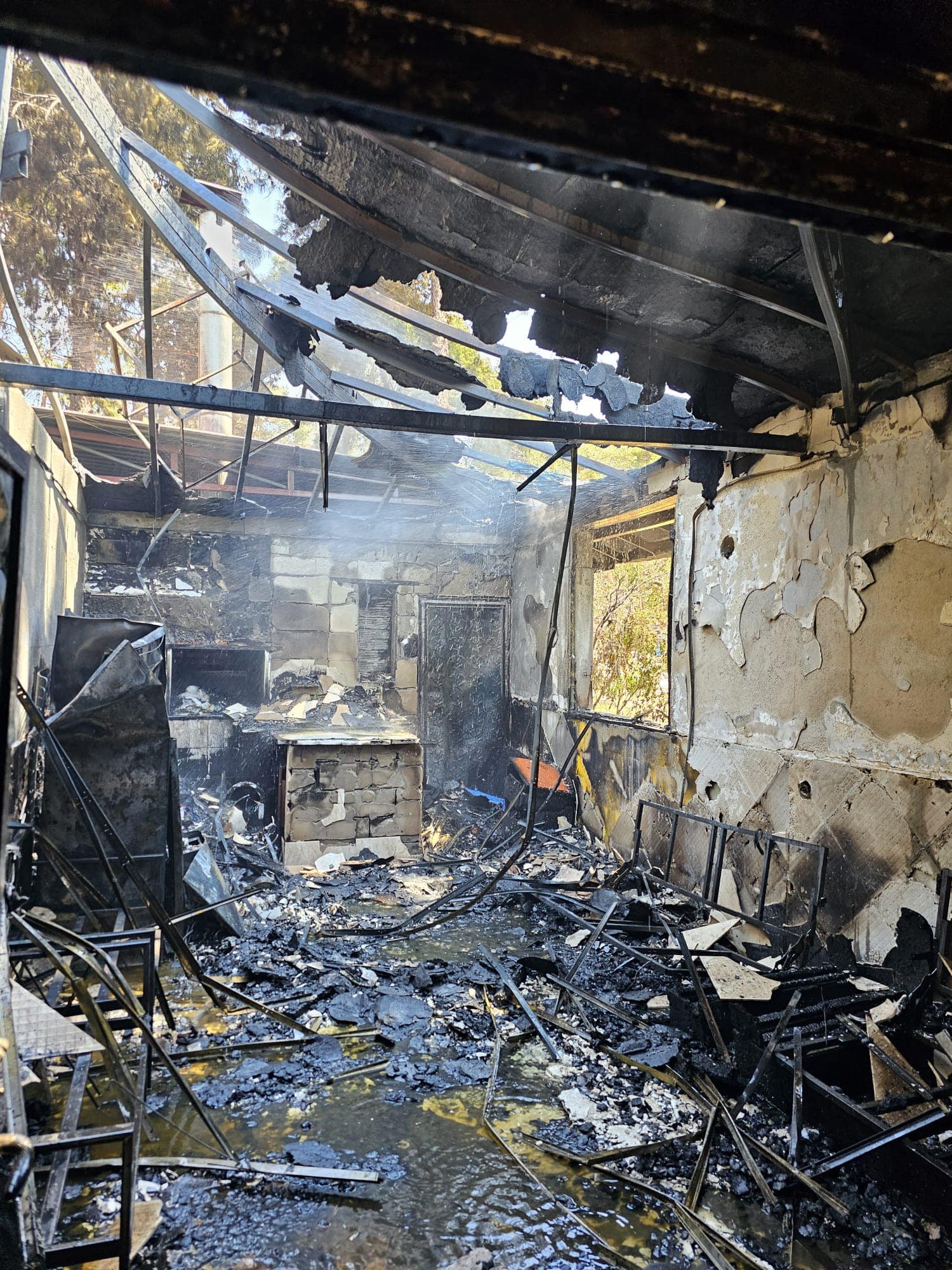 Hatay'ın Reyhanlı ilçesindeki bir restoranda çıkan yangın, iş yerini tamamen kullanılamaz hale getirdi. Yangın, itfaiye ekiplerinin müdahalesiyle kontrol altına alındı.