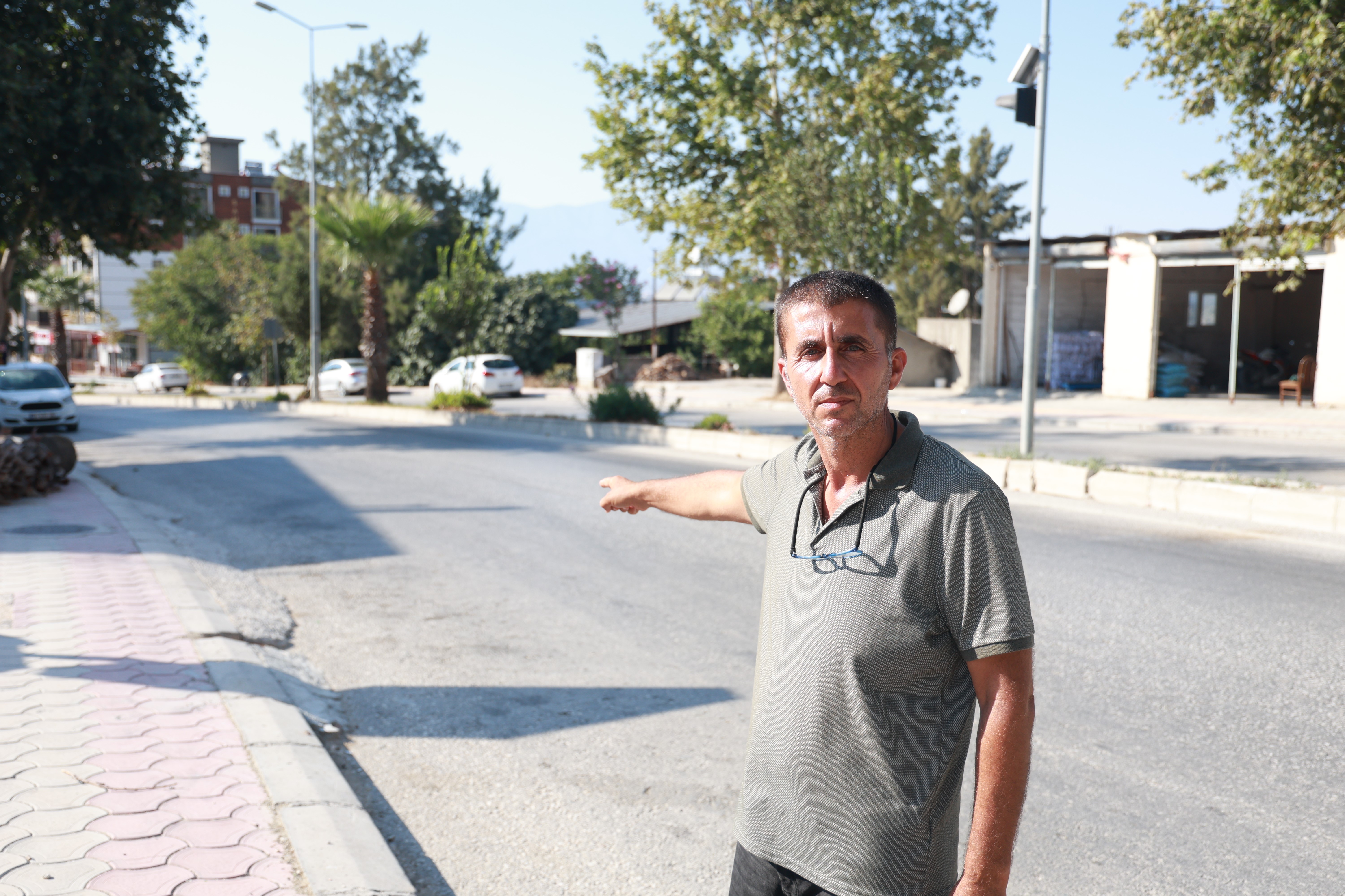 Hatay'da yaşanan korkutucu olayda, freni patlayan bir kamyonun kontrolsüz şekilde ilerlediği anlar güvenlik kamerasına saniye saniye yansıdı.