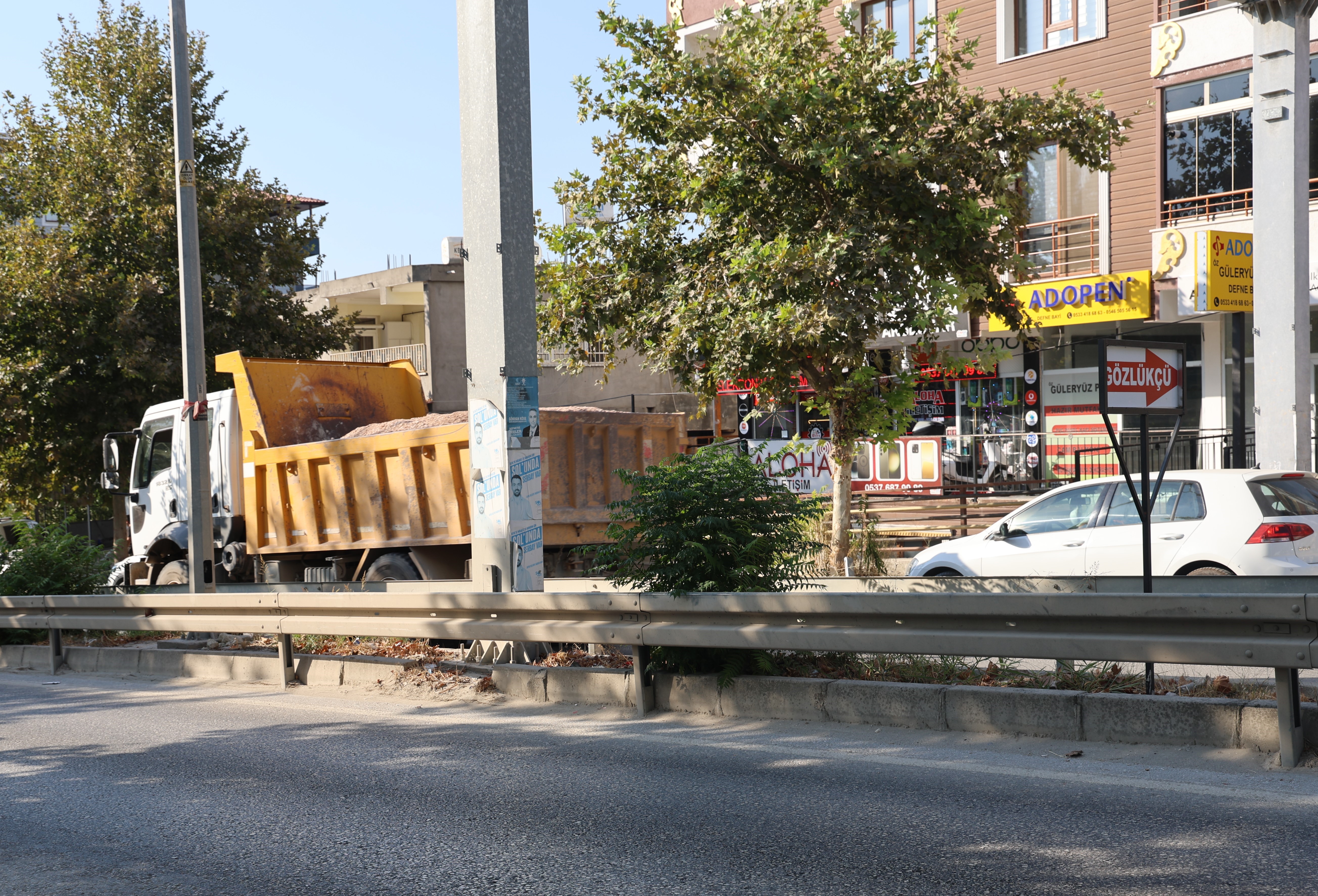 Hatay'da yaşanan korkutucu olayda, freni patlayan bir kamyonun kontrolsüz şekilde ilerlediği anlar güvenlik kamerasına saniye saniye yansıdı.