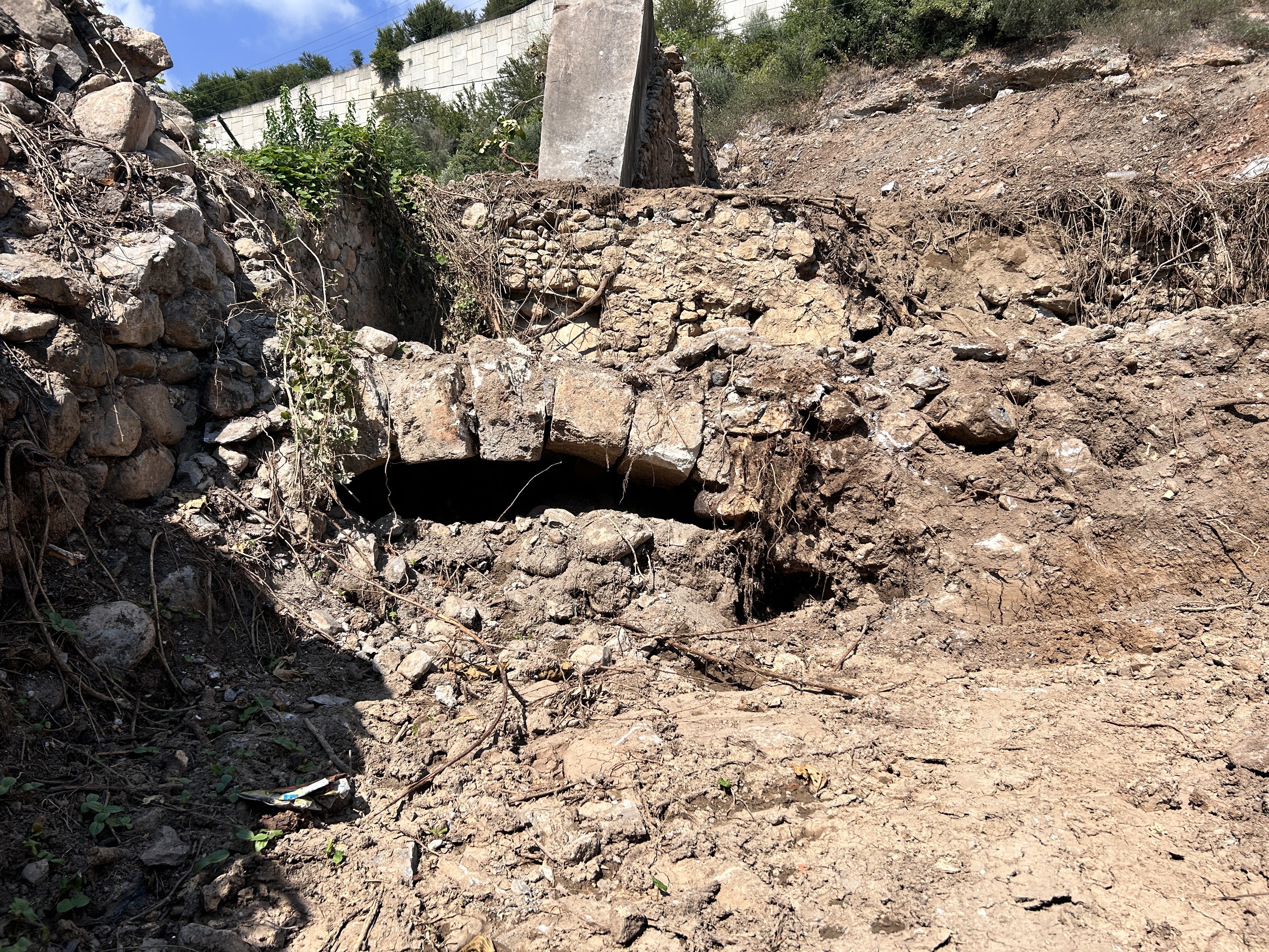 Hatay'ın İskenderun ilçesinde bulunan ve 1700'lü yıllara dayanan tarihi su değirmeni, mahalle muhtarının girişimleriyle yeniden hayata döndürülüyor.