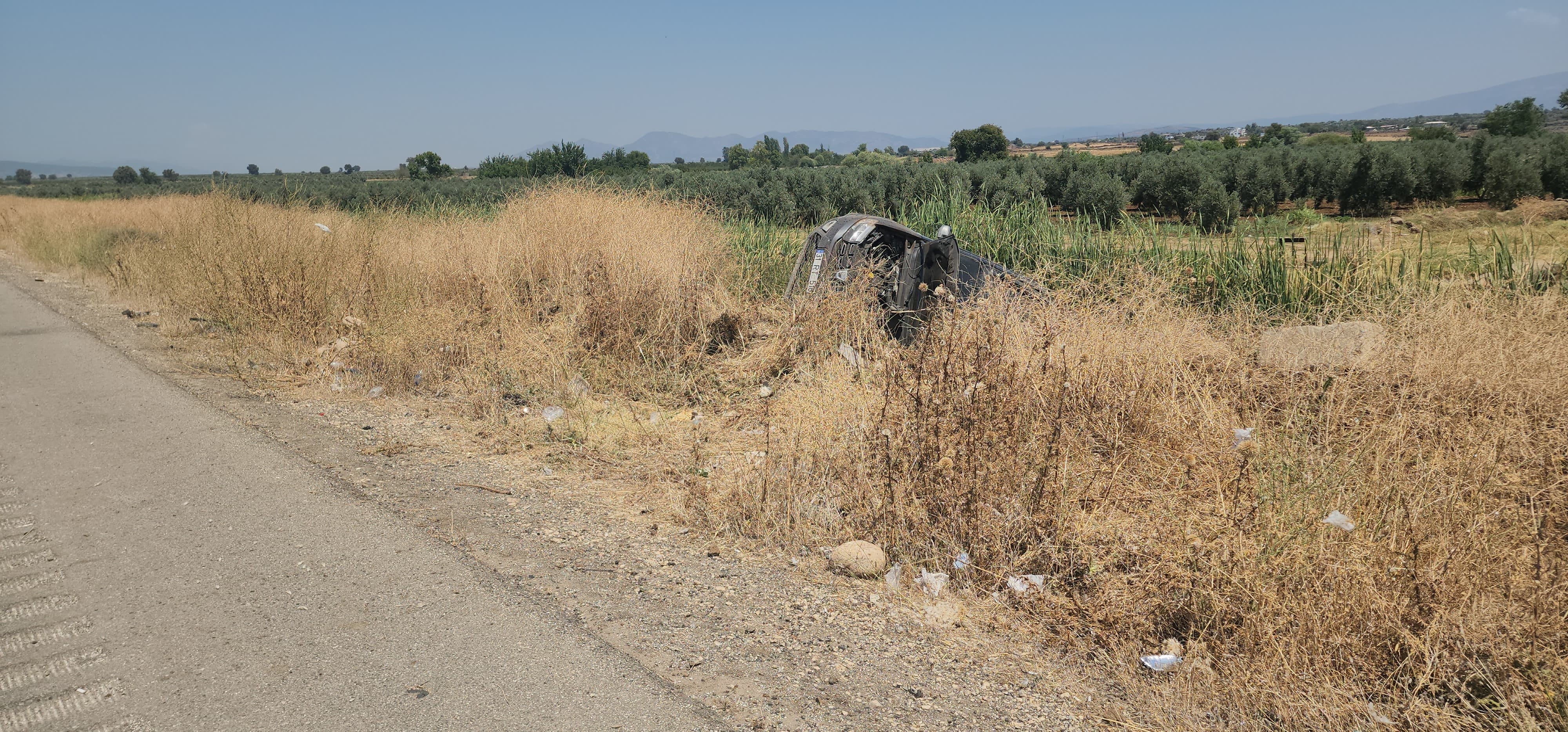 Hatay - Gaziantep yolu Hassa ilçesindeki kazada cip sürücüsü direksiyon hakimiyetini kaybetti. Tarlaya uçan araçta bulunan sürücü, itfaiye ekipleri tarafından kurtarıldı.