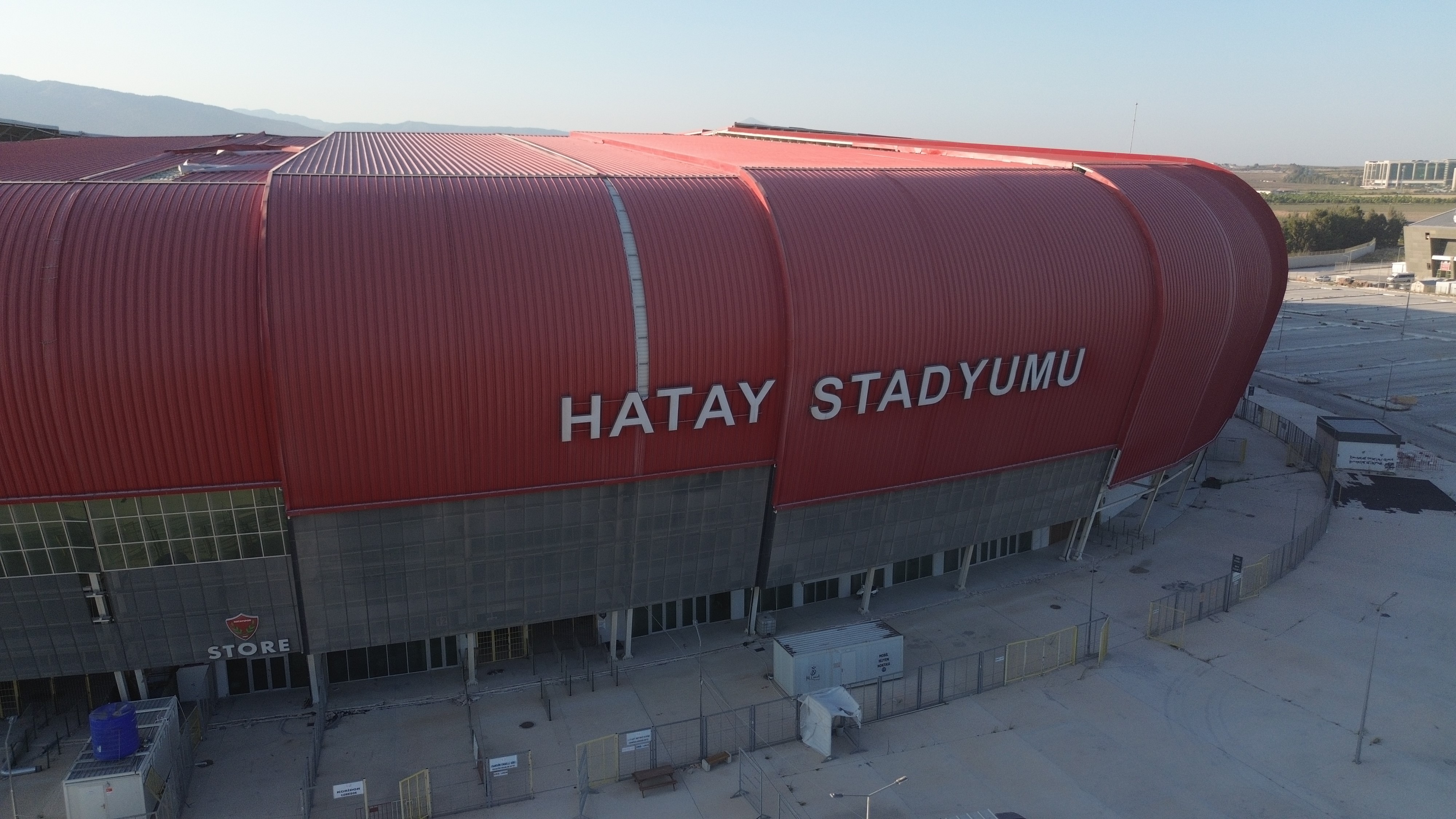 6 Şubat depremlerinde hasar gören Hatay Stadyumu'nun iyileştirme çalışmaları için ihale süreci başlatıldı. Hatayspor, önümüzdeki sezon evine dönerek taraftarlarıyla buluşacak.