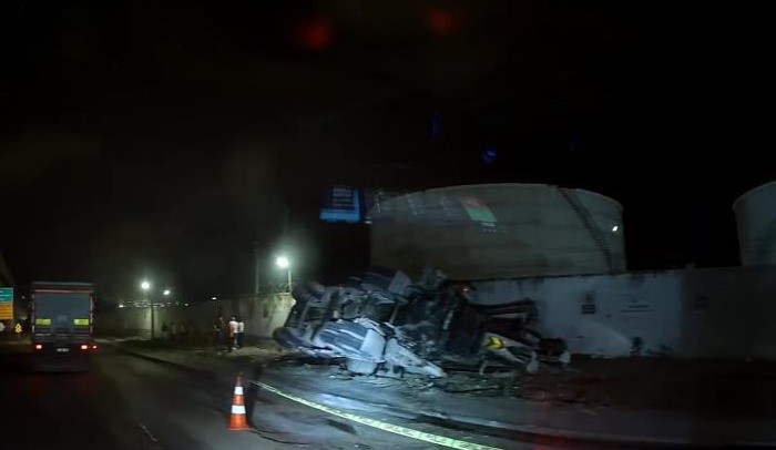 Hatay'ın İskenderun ilçesinde meydana gelen trafik kazasında, freni patlayan bir beton pompası yüklü tır devrildi.