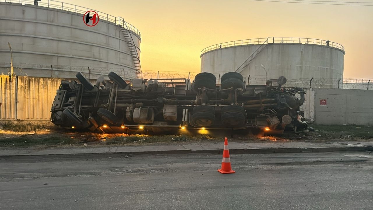 İskenderun'da Beton Pompası Devrildi: Tır Sürücüsü Hastanede