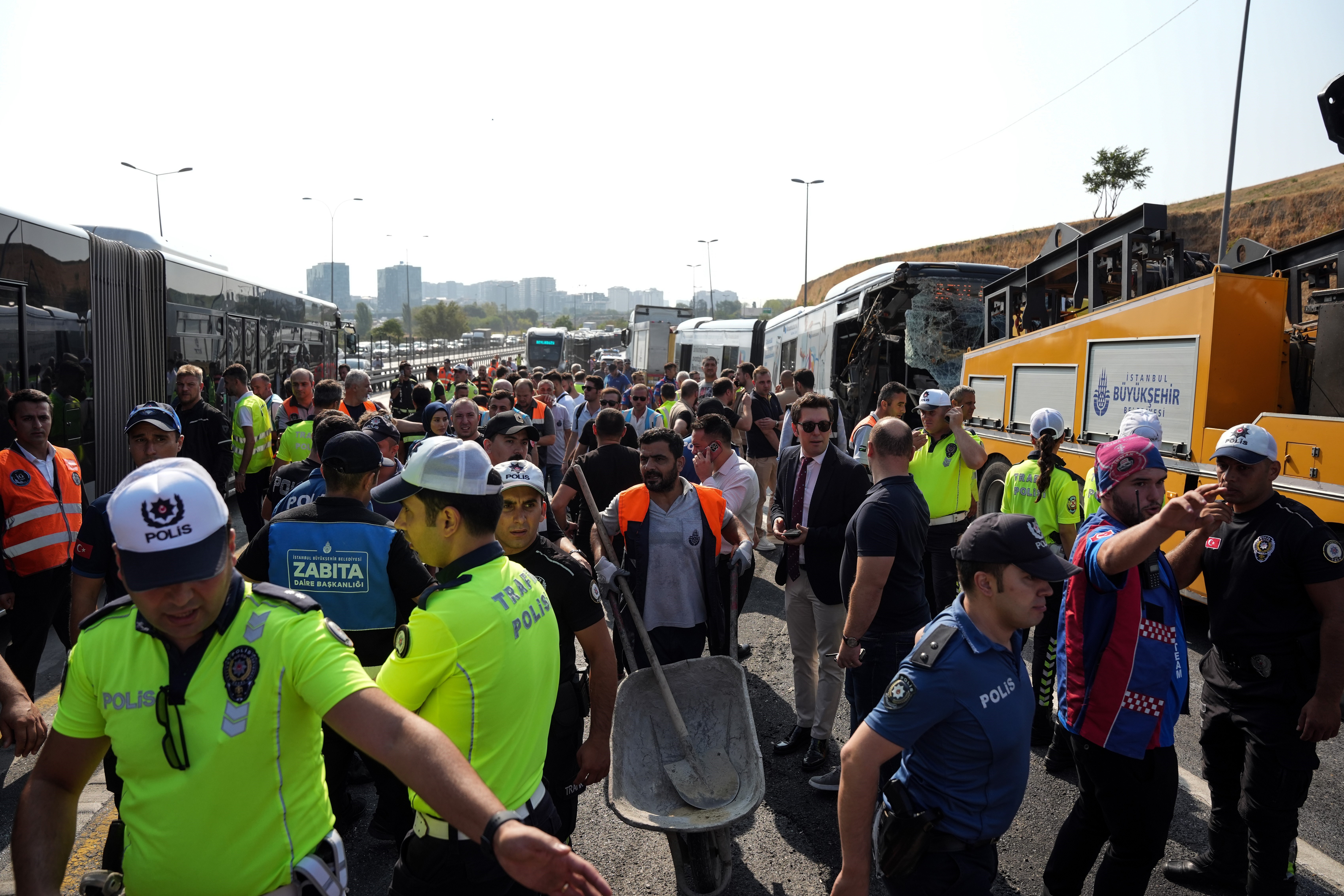 İstanbul Küçükçekmece'de Metrobüs Kazası: 1 Ölü, 38 Yaralı