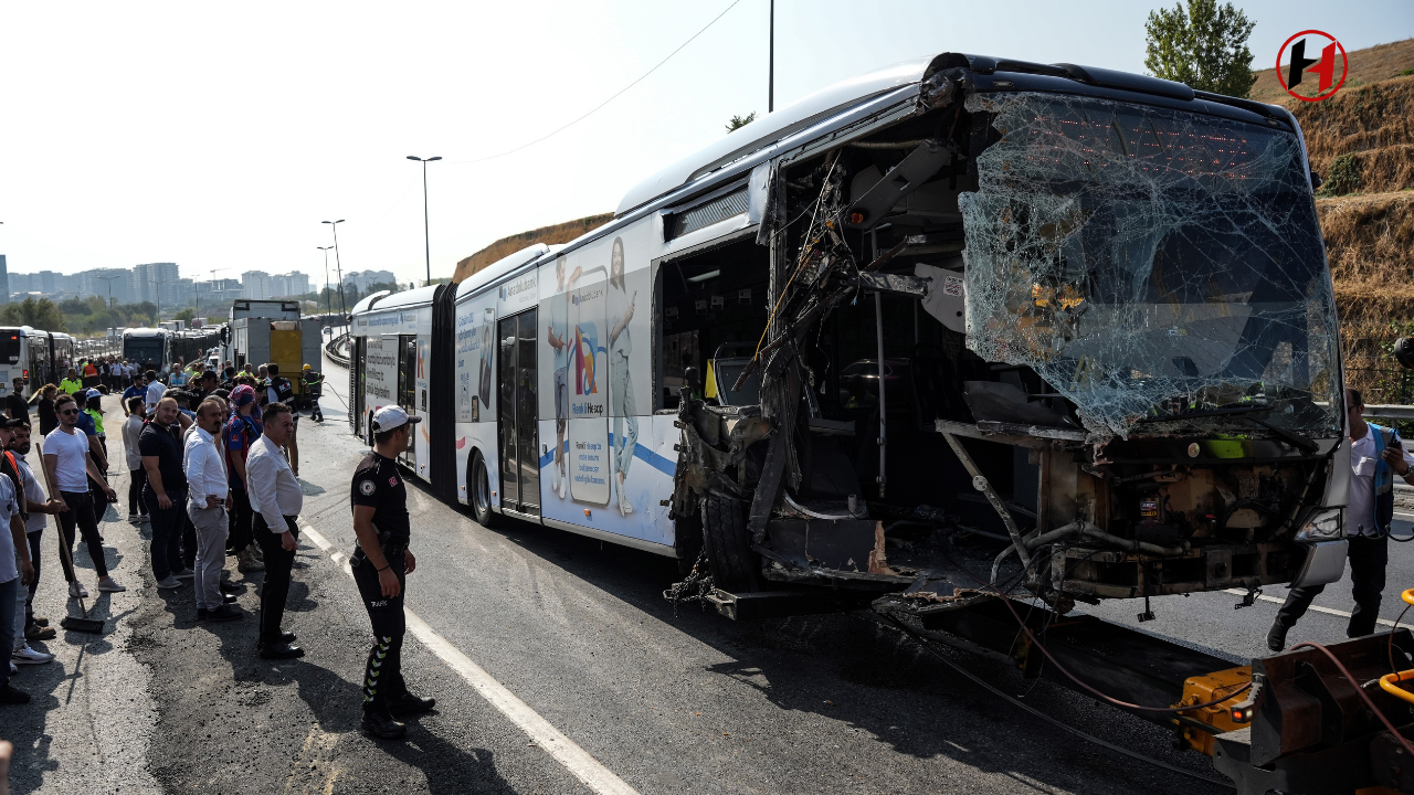 İstanbul Küçükçekmece'de Metrobüs Kazası: 1 Ölü, 38 Yaralı