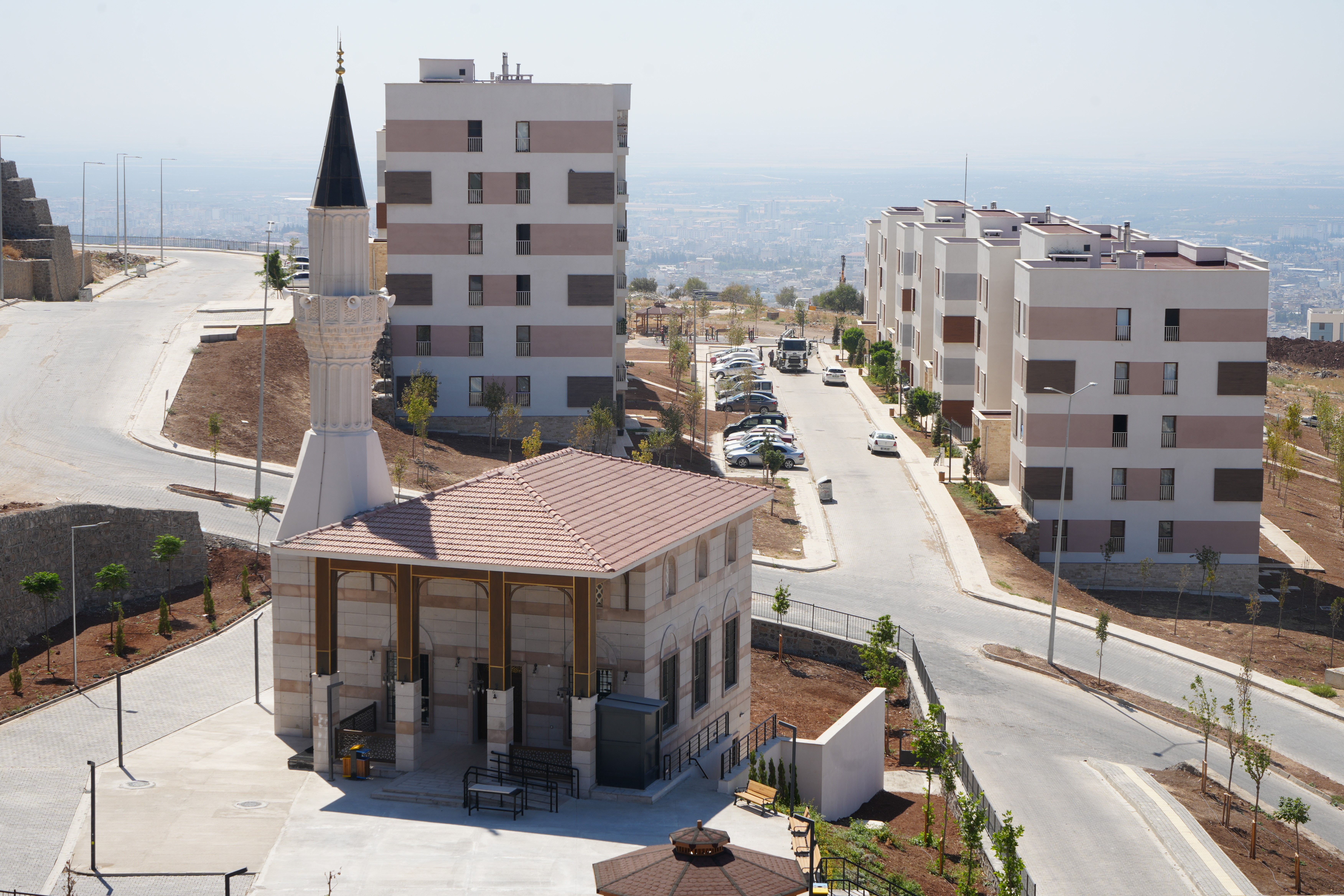 Kilis'te 6 Şubat depremlerinde evleri yıkılan vatandaşlar için TOKİ tarafından inşa edilen 130 konut, hak sahiplerine teslim edildi. 