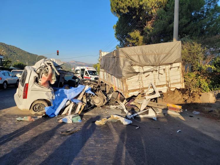 Manisa'da feci trafik kazası:  4 ölü