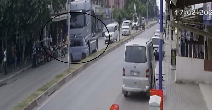 Mini araç tır tarafından oyuncak gibi süreklendi