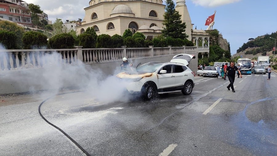 Seyir halindeki cip alev alev yandı