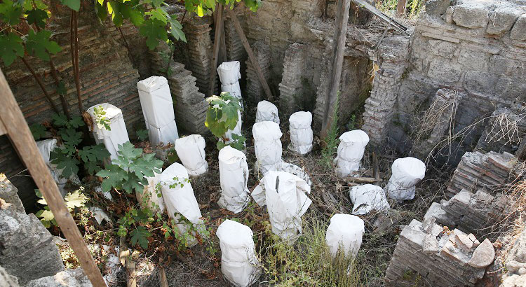 Hatay'ın Erzin ilçesindeki Epiphaneia Antik Kenti'nde yer alan Artemis Hamamı'nın turizme kazandırılması için başlatılan projede önemli aşamaya gelindi.