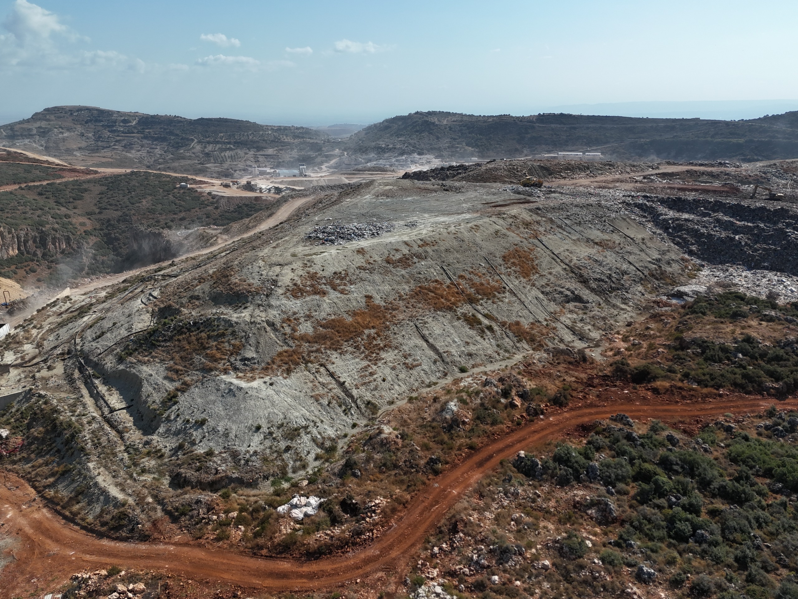 Hatay Büyükşehir Belediyesi'nin çöpten enerji üretimi projesi, 5 milyon ton atığı değerlendirerek büyük bir başarıya imza attı.