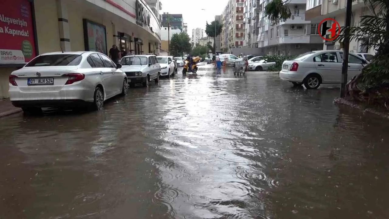 Adana’da Süper Hücre Etkisi: Cadde ve Sokaklar Göle Döndü