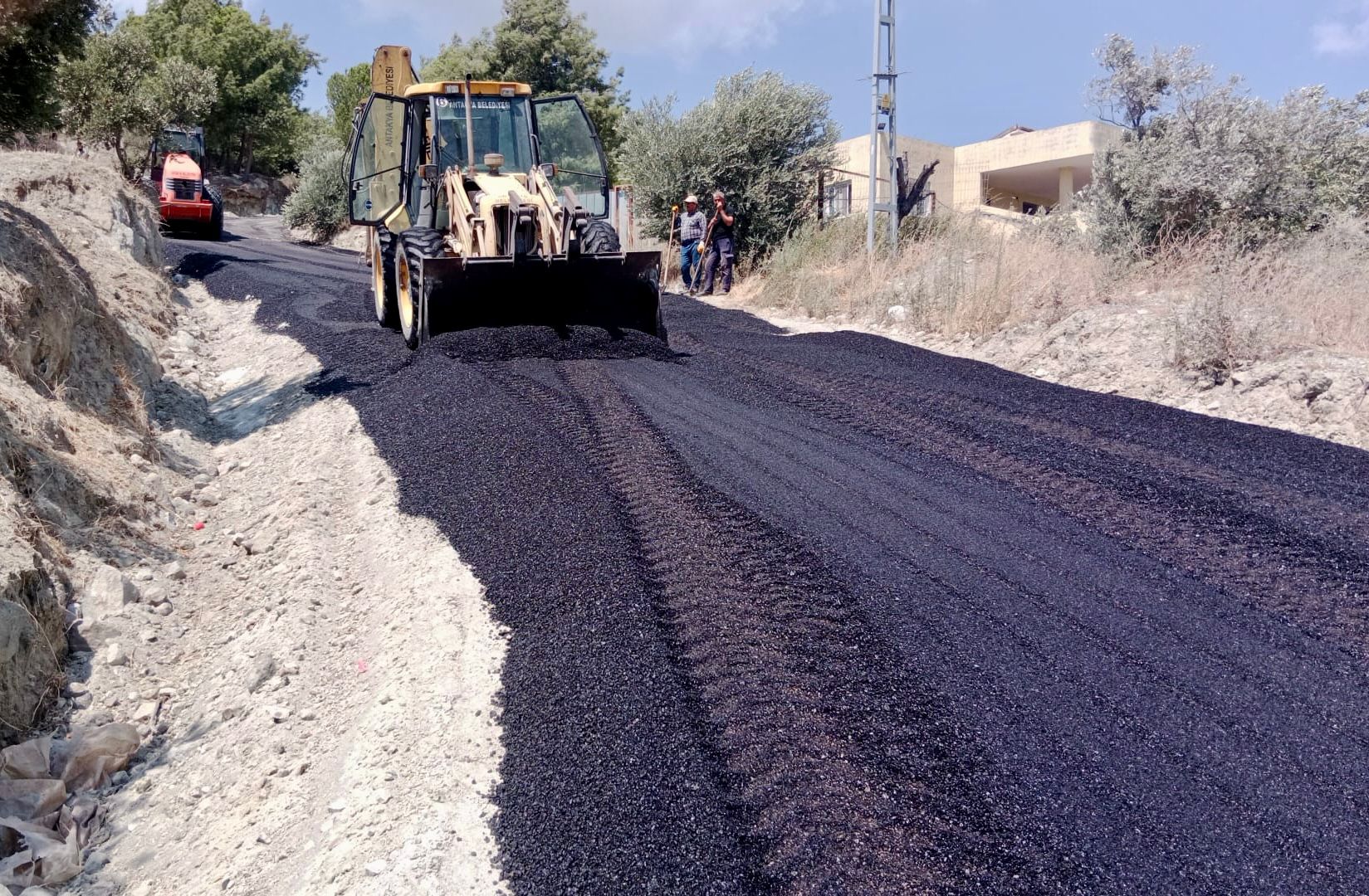 Antakya'da Yollar Yenileniyor: Serinyol, Zülüflühan ve Daha Fazlasında Asfalt Çalışmaları