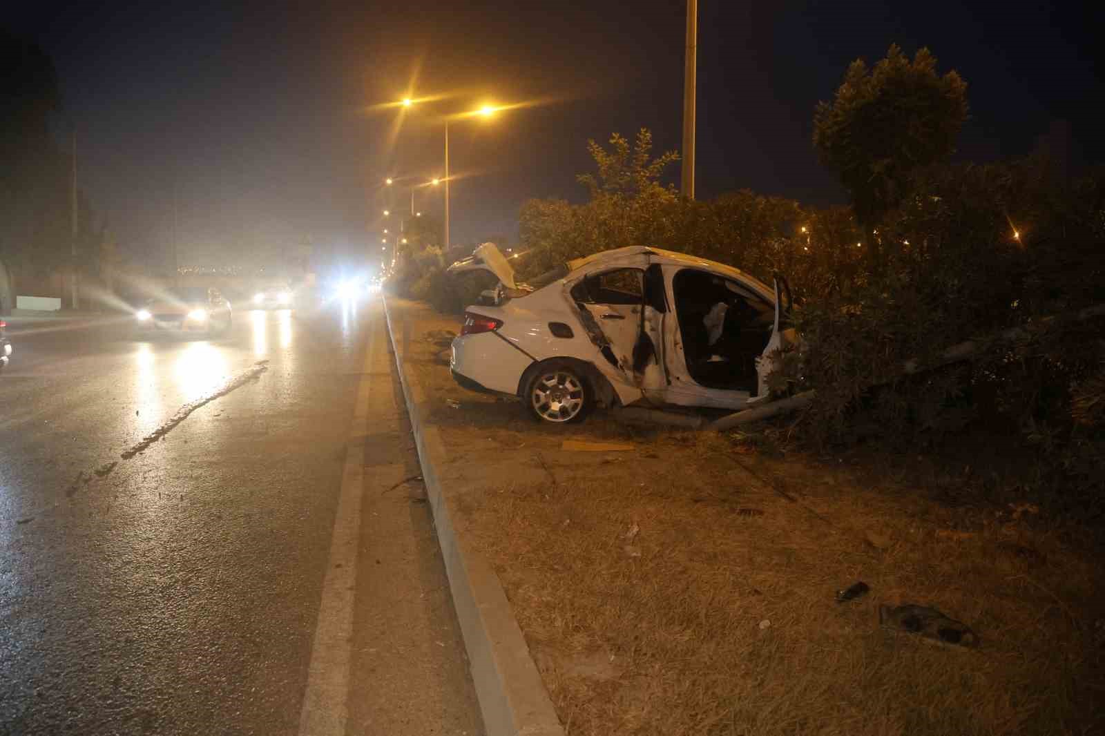 Aydınlatma direğine çarpan otomobil hurdaya döndü