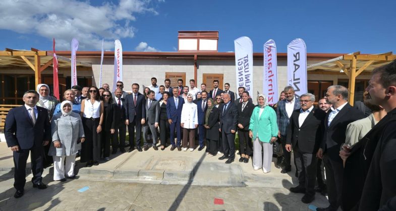 Aile ve Sosyal Hizmetler Bakanı Mahinur Özdemir Göktaş, Hatay'da Serdar Demir Çocuk Evleri Sitesi'nin açılışını gerçekleştirdi. 