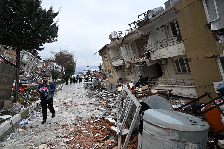 Cumhurbaşkanı Yardımcısı Cevdet Yılmaz, deprem sonrası yeniden inşa faaliyetleri ve emeklilik düzenlemelerinin bütçeye olan etkilerini değerlendirdi.