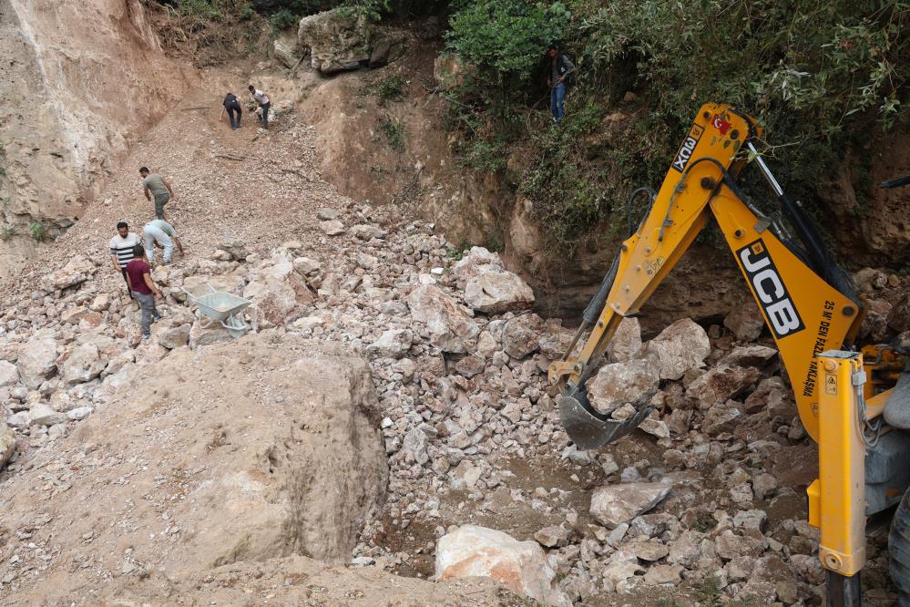 Hatay'da bir maden firmasının patlatma çalışmaları sonucu Dekuk Şelalesi zarar gördü. Valilik, firmanın faaliyetlerini durdururken, şelalenin eski haline getirilmesi için çalışmalar başlatıldı.