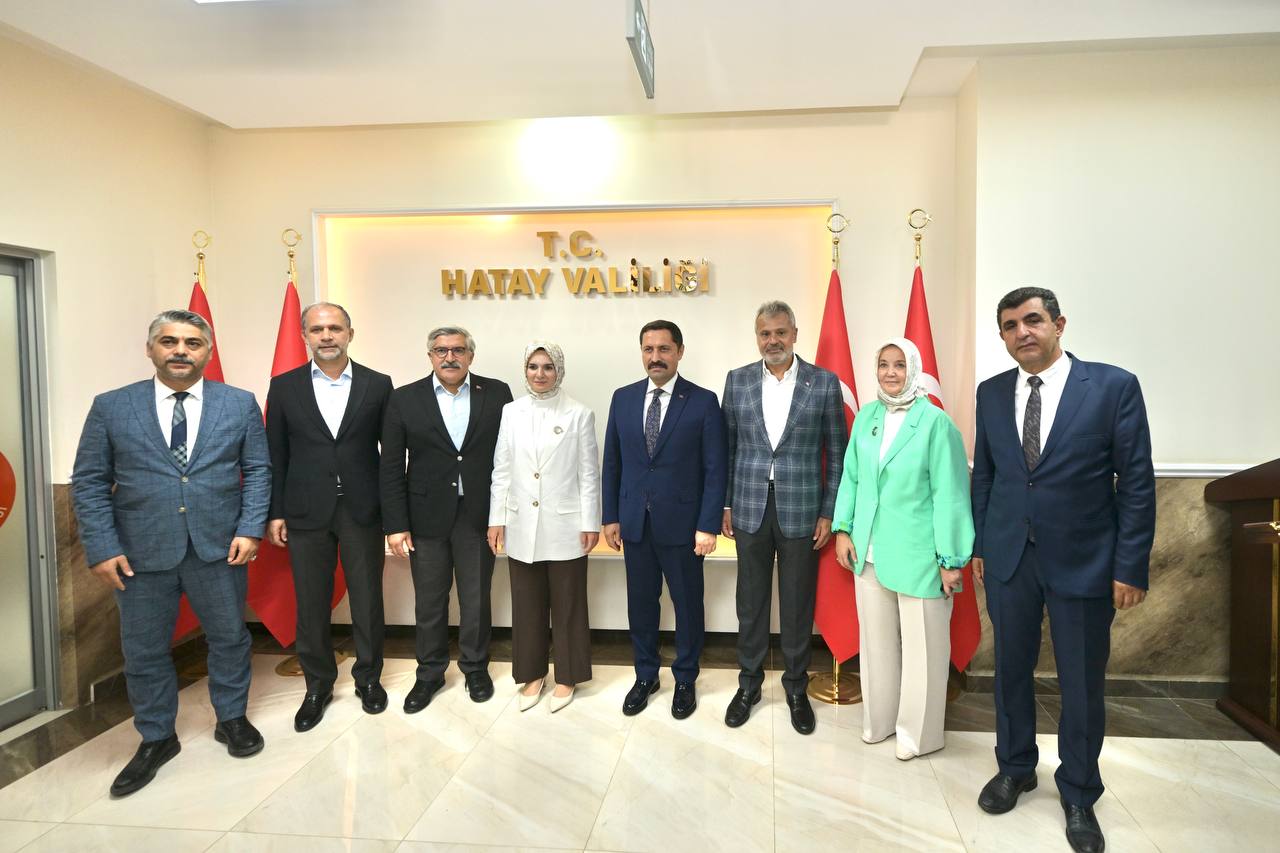 Aile ve Sosyal Hizmetler Bakanı Mahinur Özdemir Göktaş, Hatay'a gerçekleştirdiği ziyarette deprem sonrası yapılan çalışmaları yerinde inceledi.