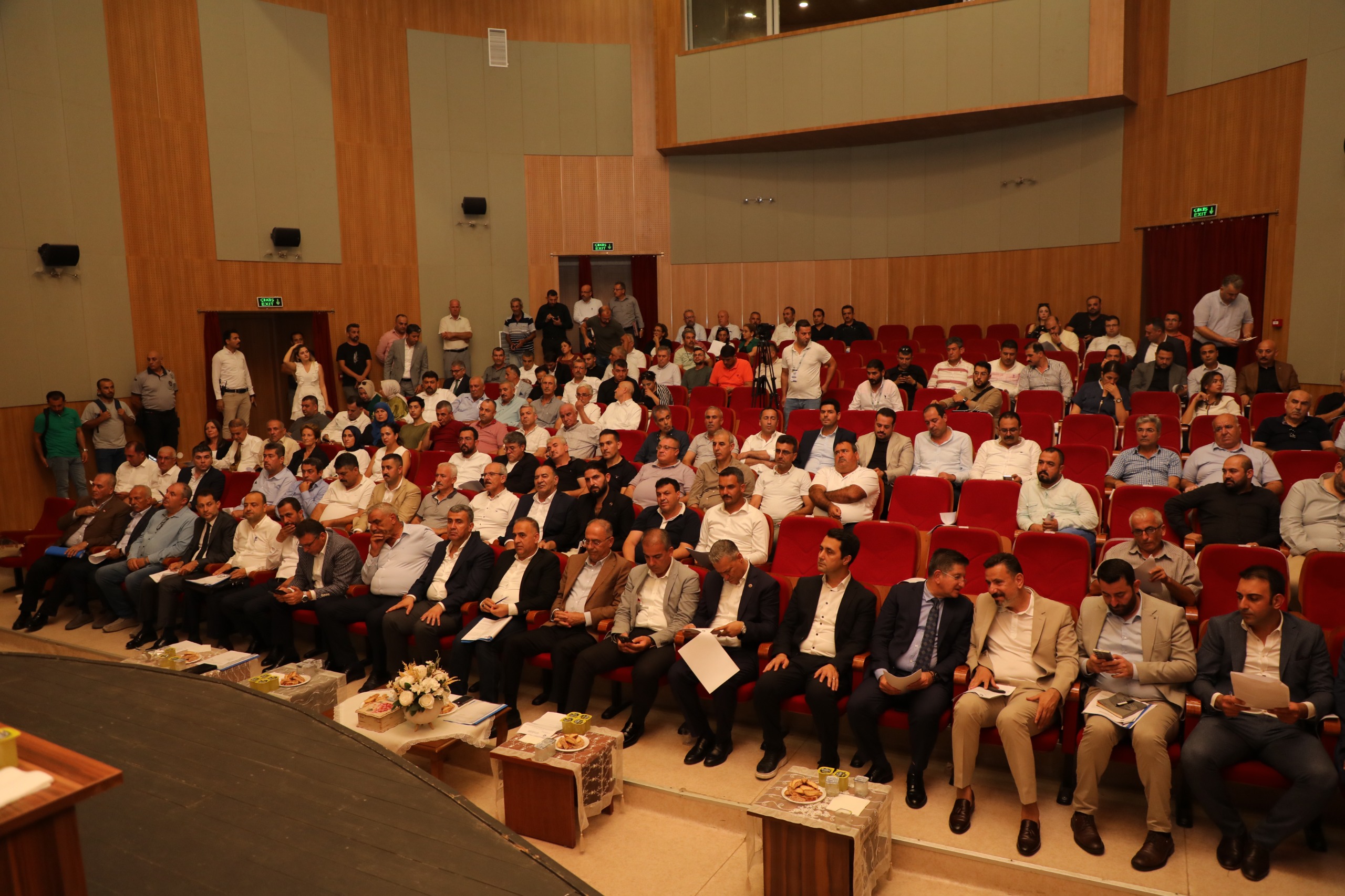 Hatay Büyükşehir Belediyesi, Erzin'de düzenlenen meclis toplantısında ilçe halkına hizmet verecek birçok projeye onay verdi.