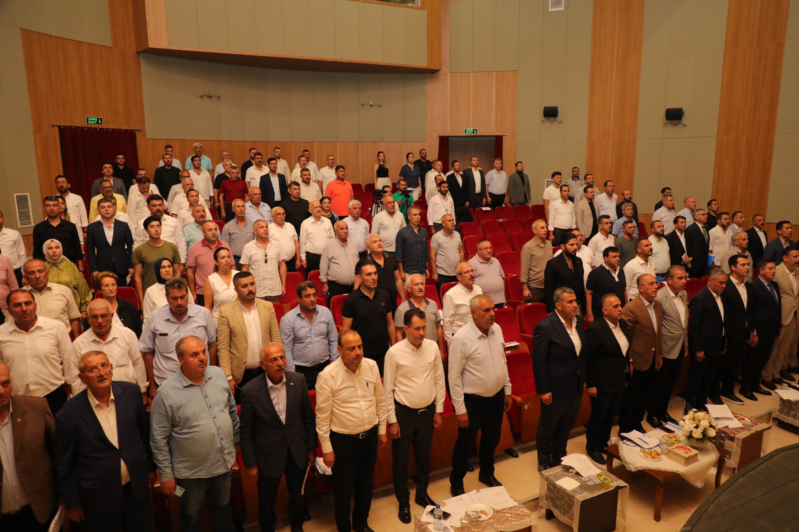 Hatay Büyükşehir Belediyesi, Erzin'de düzenlenen meclis toplantısında ilçe halkına hizmet verecek birçok projeye onay verdi.