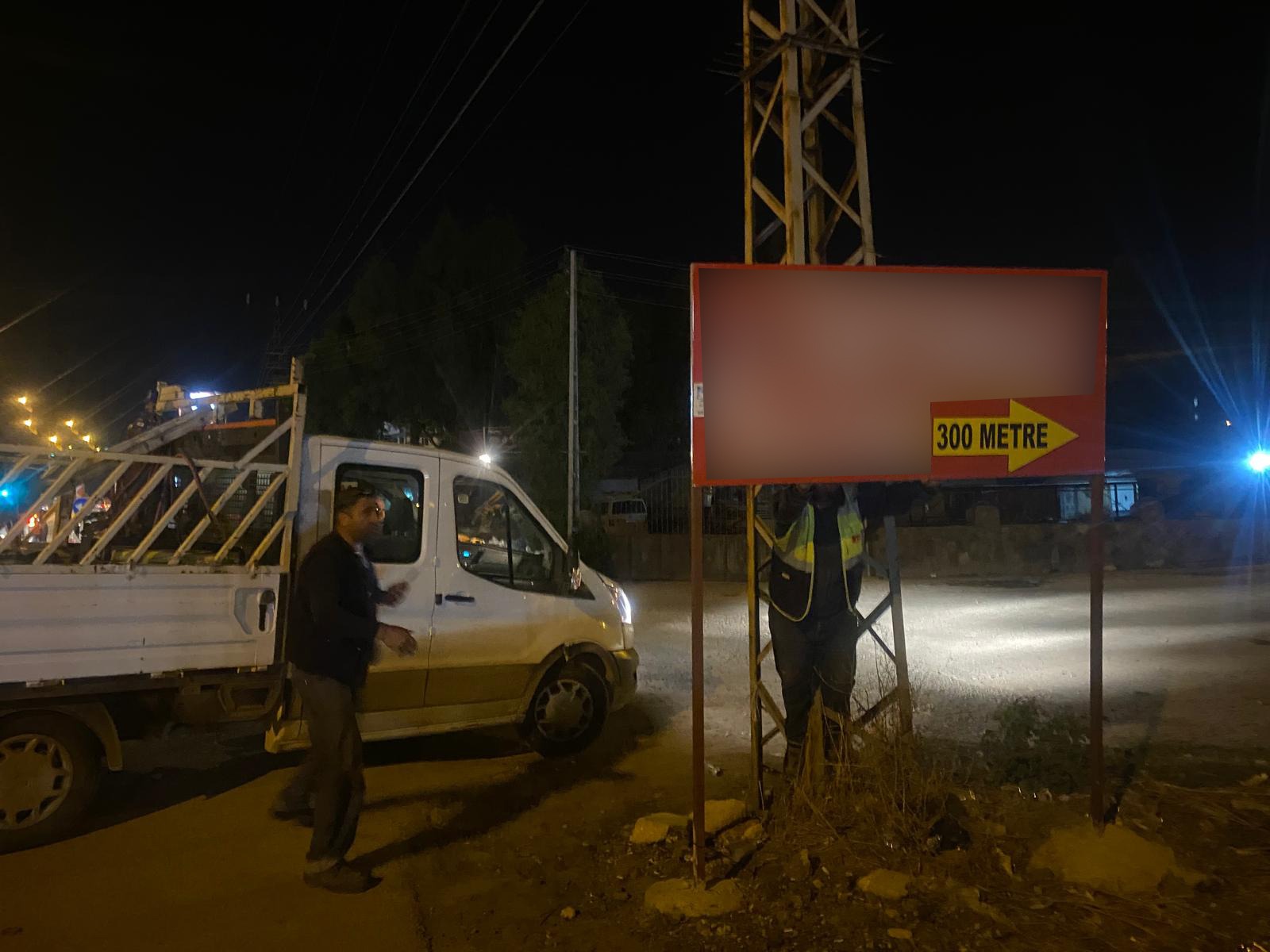 Hatay Büyükşehir Belediyesi, İskenderun yolu üzerinde izinsiz yerleştirilen 875 tabela, afiş ve totemi kaldırdı. 