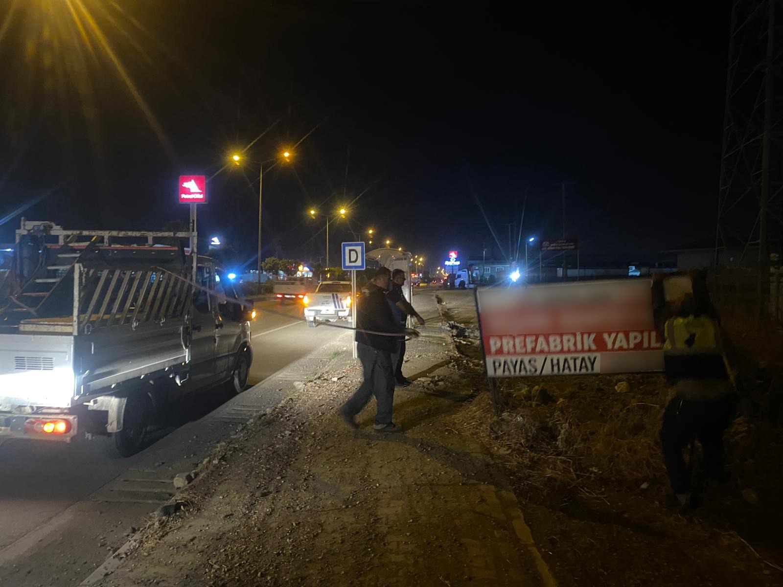 Hatay Büyükşehir Belediyesi, İskenderun yolu üzerinde izinsiz yerleştirilen 875 tabela, afiş ve totemi kaldırdı. 