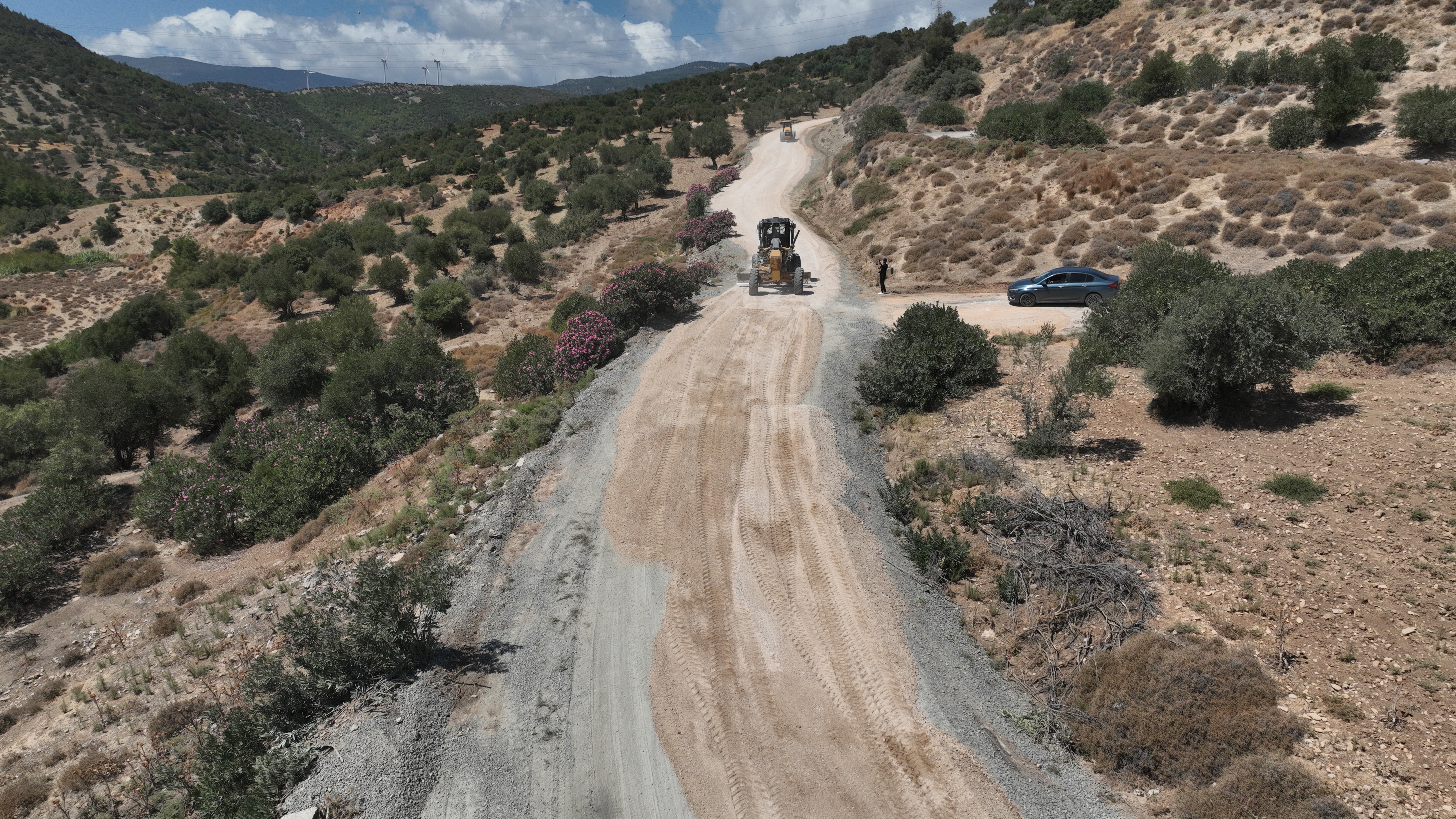 Hatay Büyükşehir Belediyesi, il genelinde ulaşımın daha konforlu hale gelmesi için yol yenileme çalışmalarına devam ediyor. 