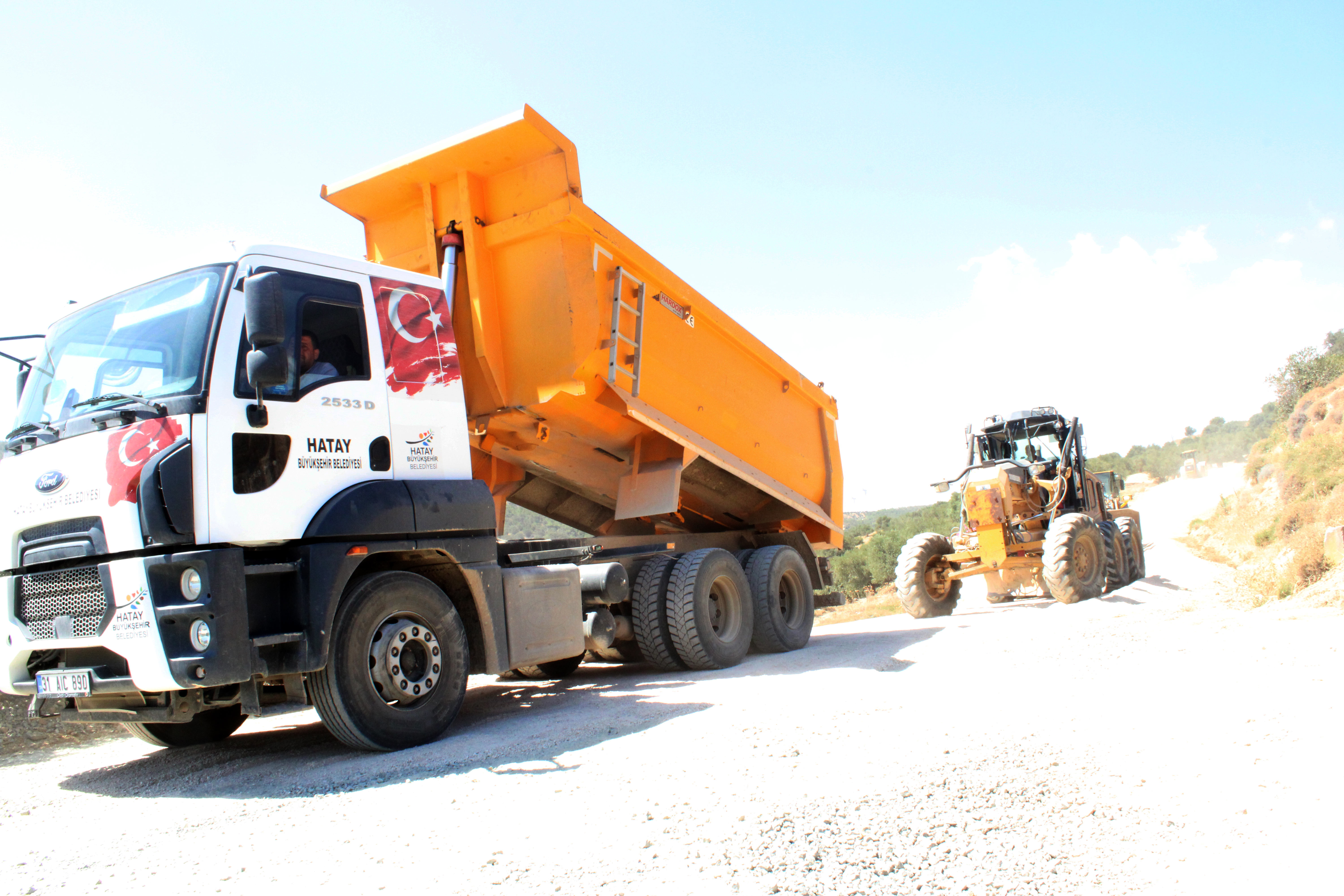 Hatay Büyükşehir Belediyesi, il genelinde ulaşımın daha konforlu hale gelmesi için yol yenileme çalışmalarına devam ediyor. 